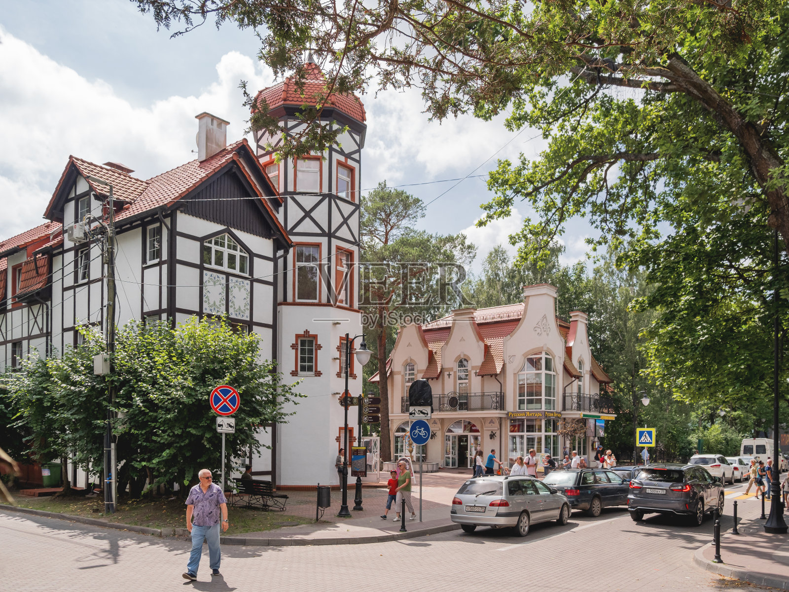 人们走在前劳申斯维特洛戈尔斯克的中心广场上。照片摄影图片