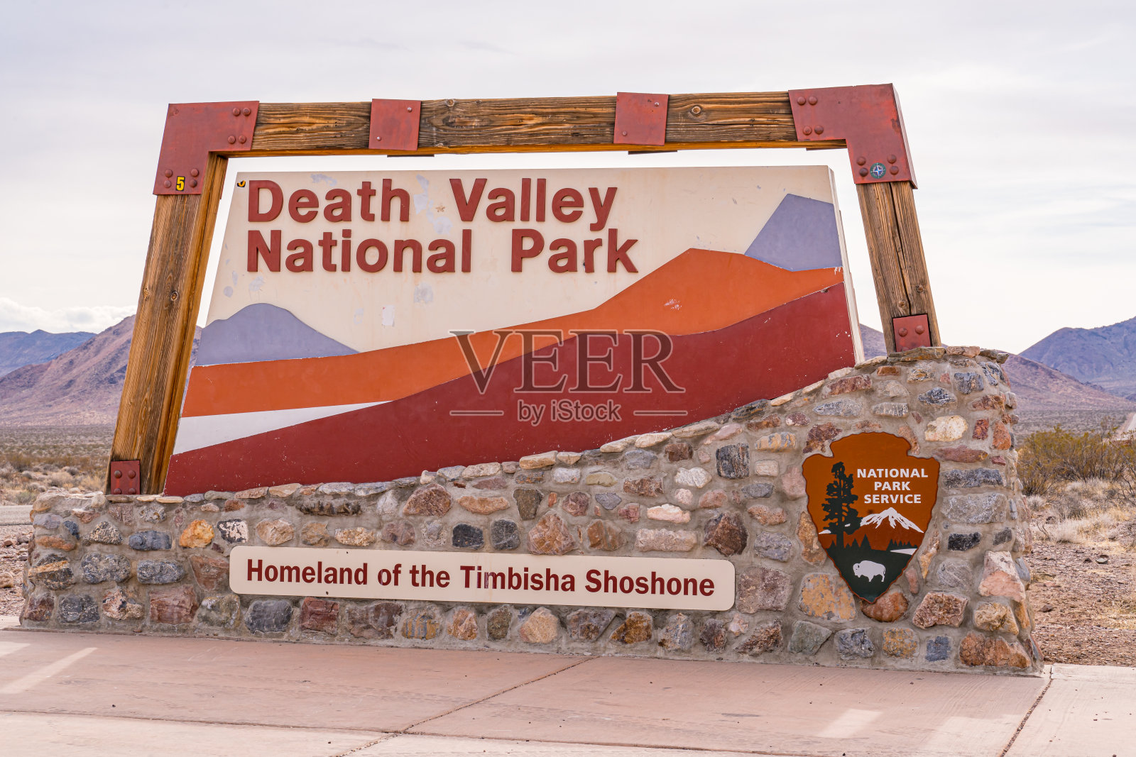 死亡谷国家公园的入口标志照片摄影图片