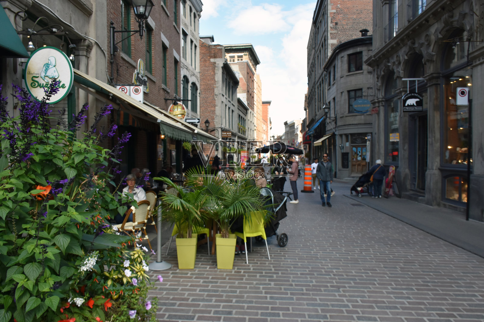 采购产品蒙特利尔购物区,加拿大,街道,餐厅,零售商店,建筑外观,行人照片摄影图片