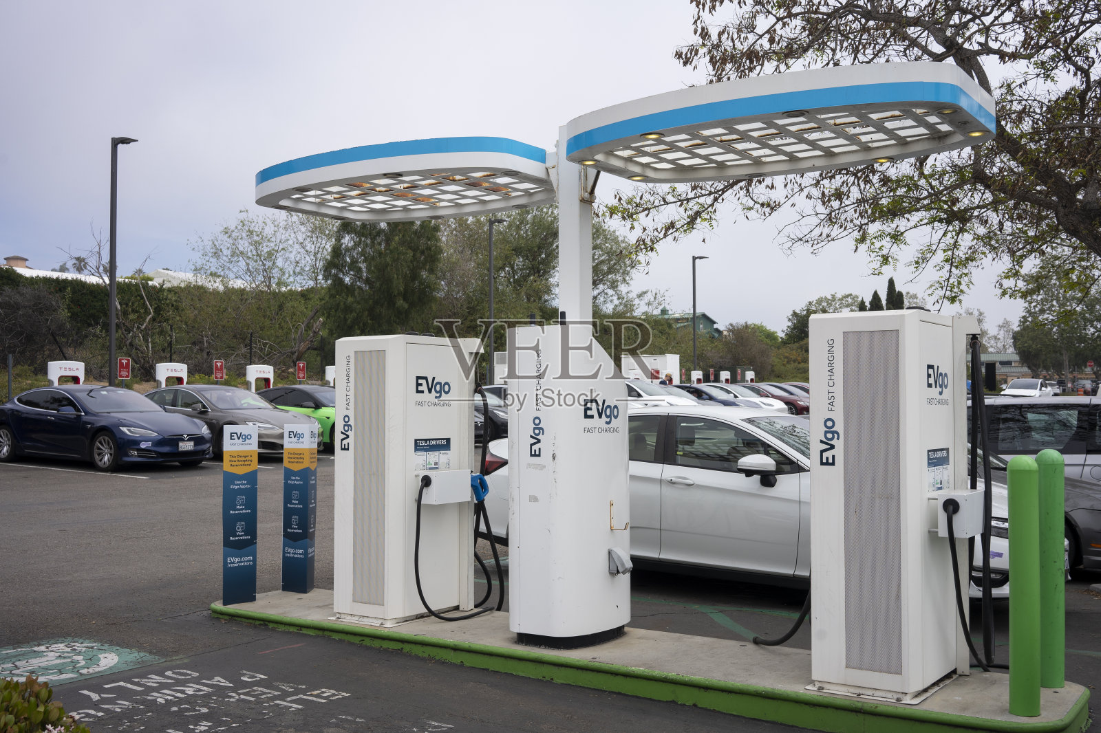EVgo充电站vs Tesla超级充电站照片摄影图片