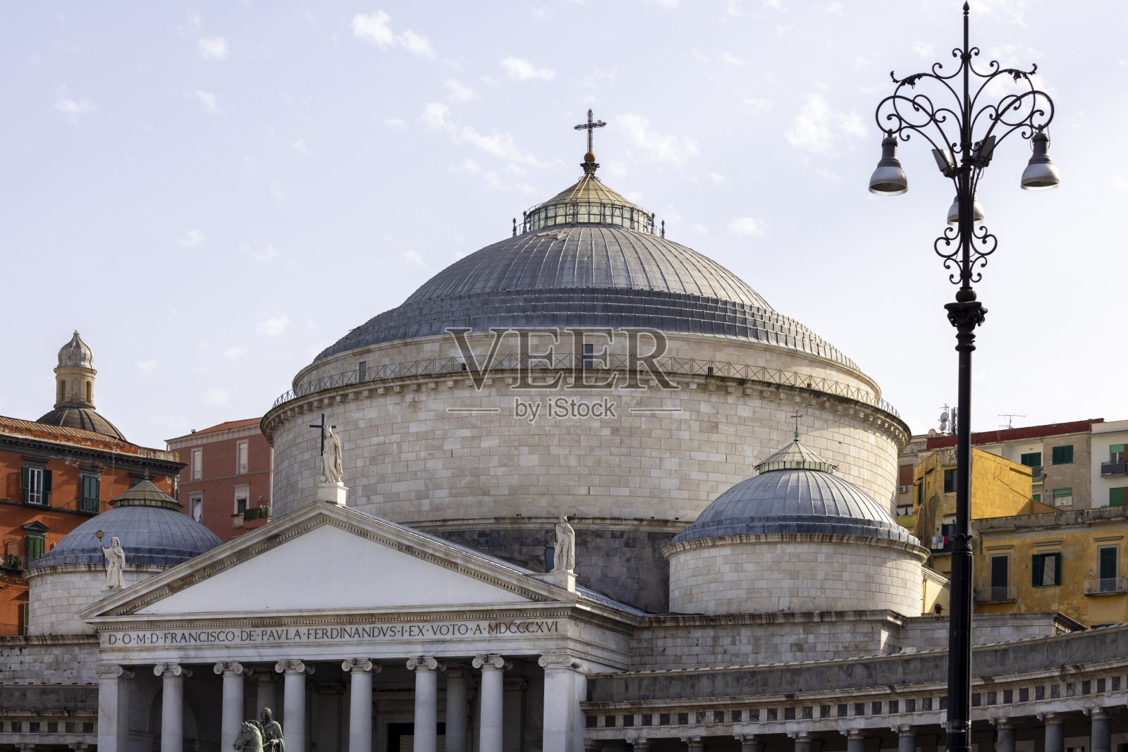 圣弗朗西斯科圣保罗大教堂，19世纪的新古典主义教堂，坐落在意大利那不勒斯的公民广场照片摄影图片