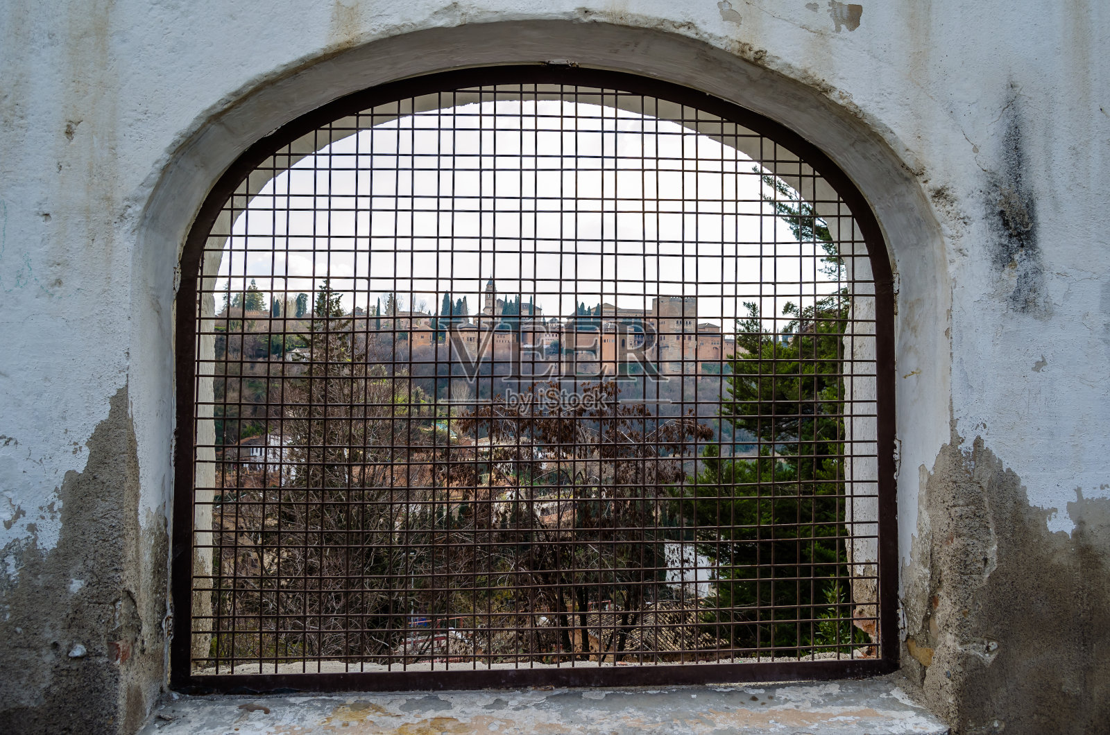 西班牙格拉纳达的城市景观,背景是阿尔罕布拉宫照片摄影图片