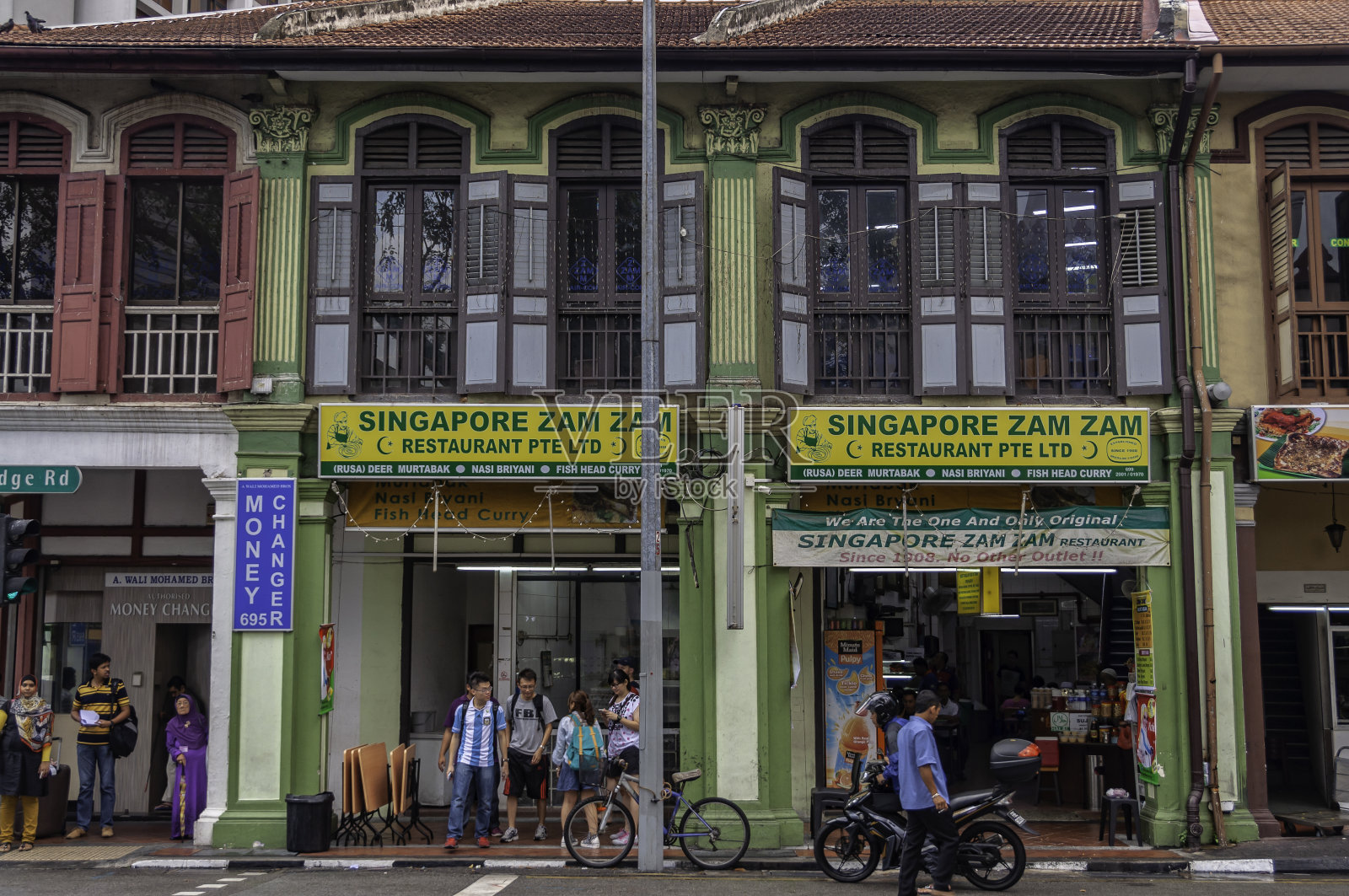 新加坡穆斯林聚居区甘榜格南的餐厅和商店。照片摄影图片