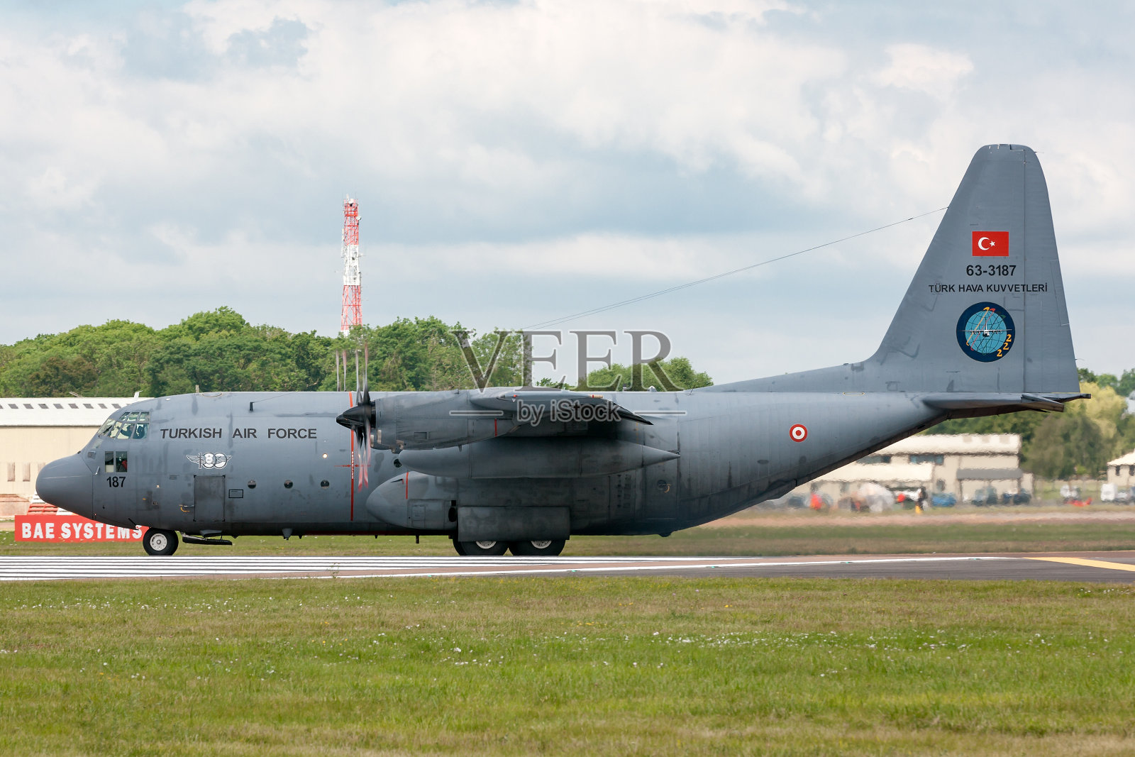 土耳其空军洛克希德C-130E大力神军用飞机在费尔福德滑行。照片摄影图片