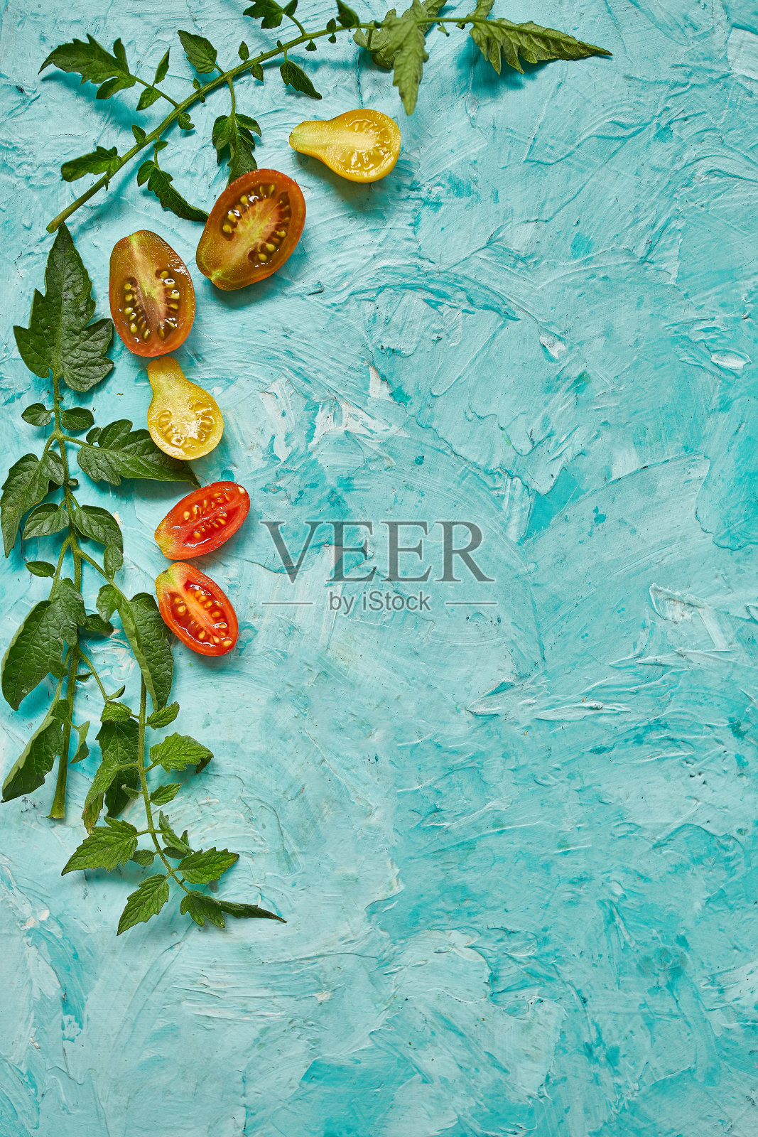 平坦的模式组成与新鲜成熟的番茄在蓝色背景与复制空间，美味和健康的食物，俯视图。照片摄影图片