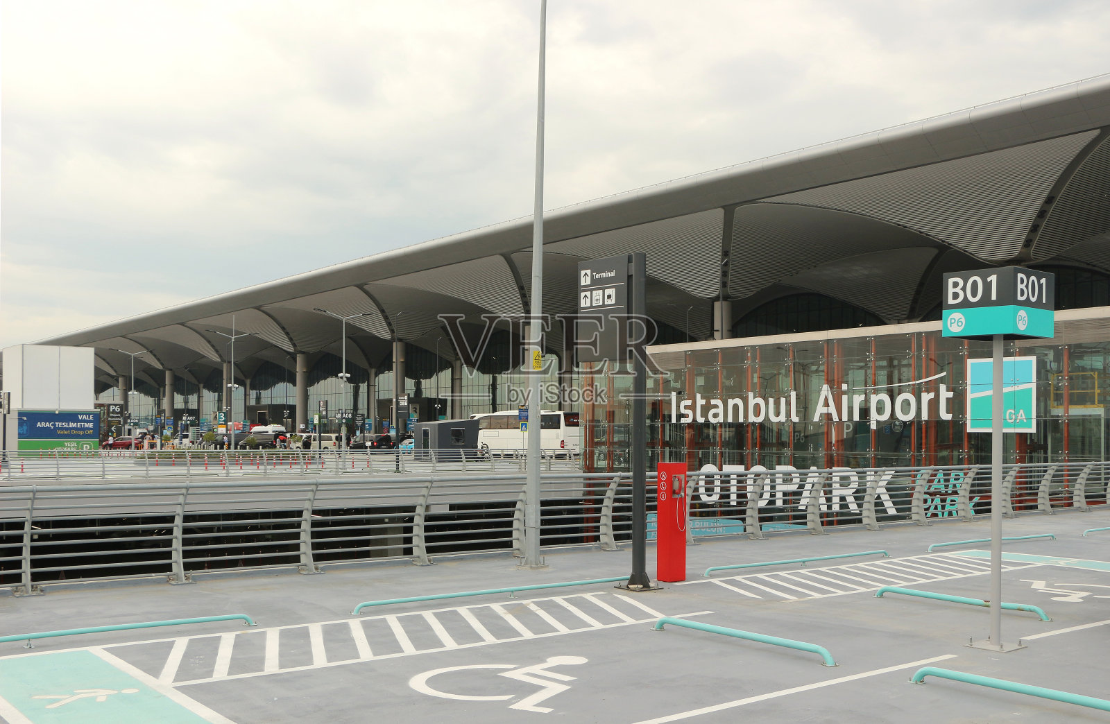 伊斯坦布尔机场(IST)残疾人停车位。火鸡照片摄影图片