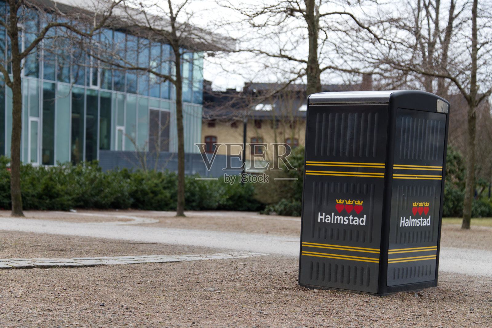 哈尔姆斯塔德大街上的垃圾桶。现代设计。照片摄影图片