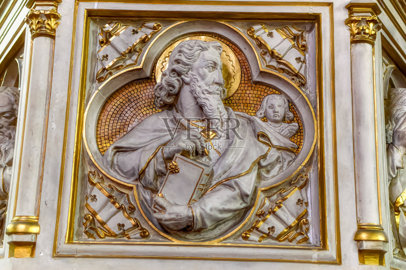 波斯尼亚和黑塞哥维那萨拉热窝的天主教堂中使用的装饰雕塑,其动机来自基督教。照片摄影图片