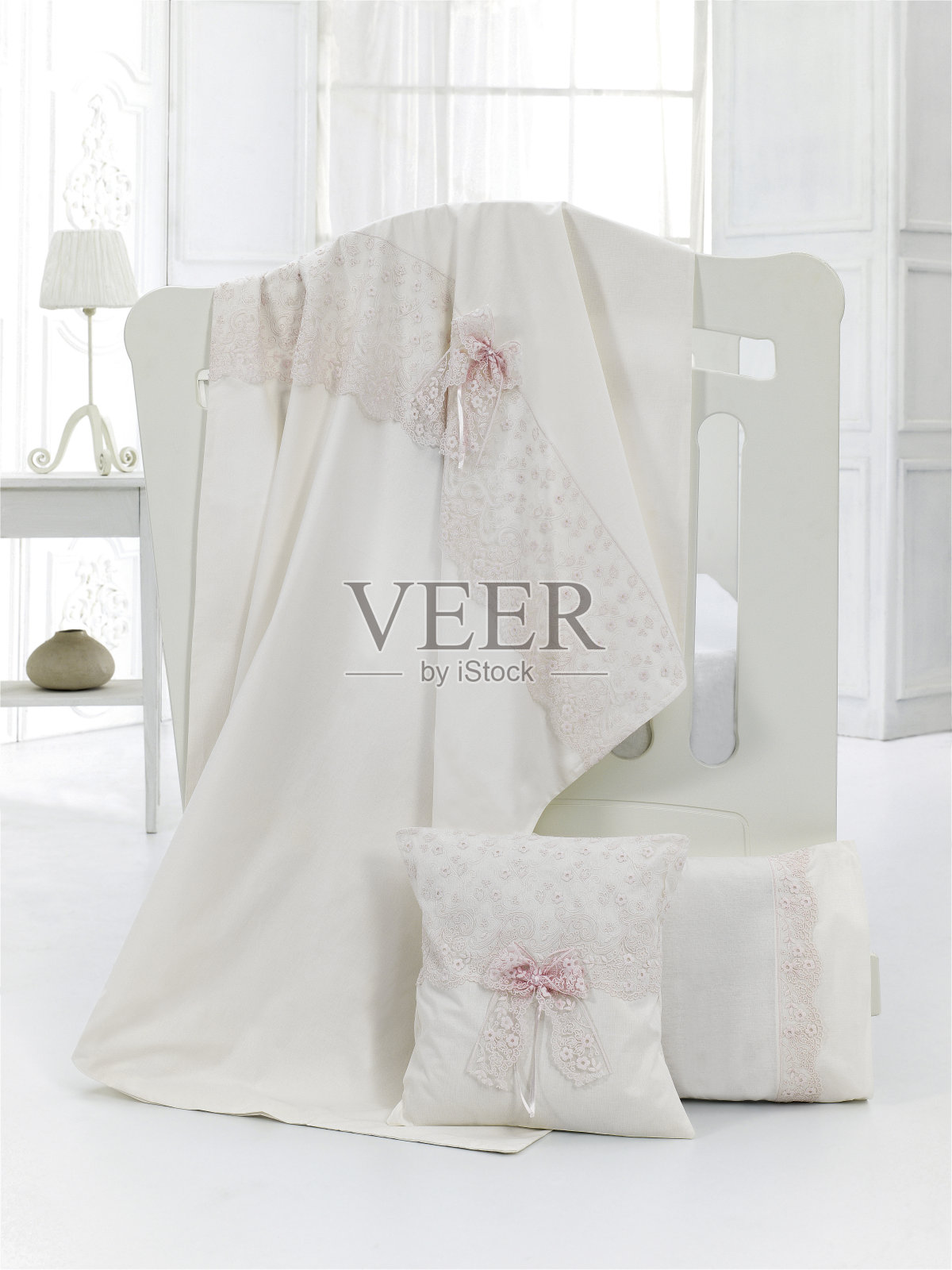 枕头和玩具在白色的木制毯子在明亮的苗圃照片摄影图片