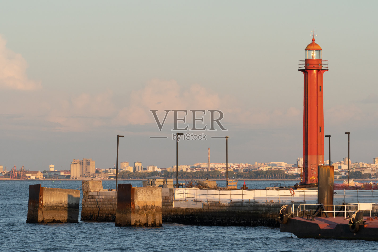 葡萄牙里斯本，Cacilhas的红色灯塔。照片摄影图片