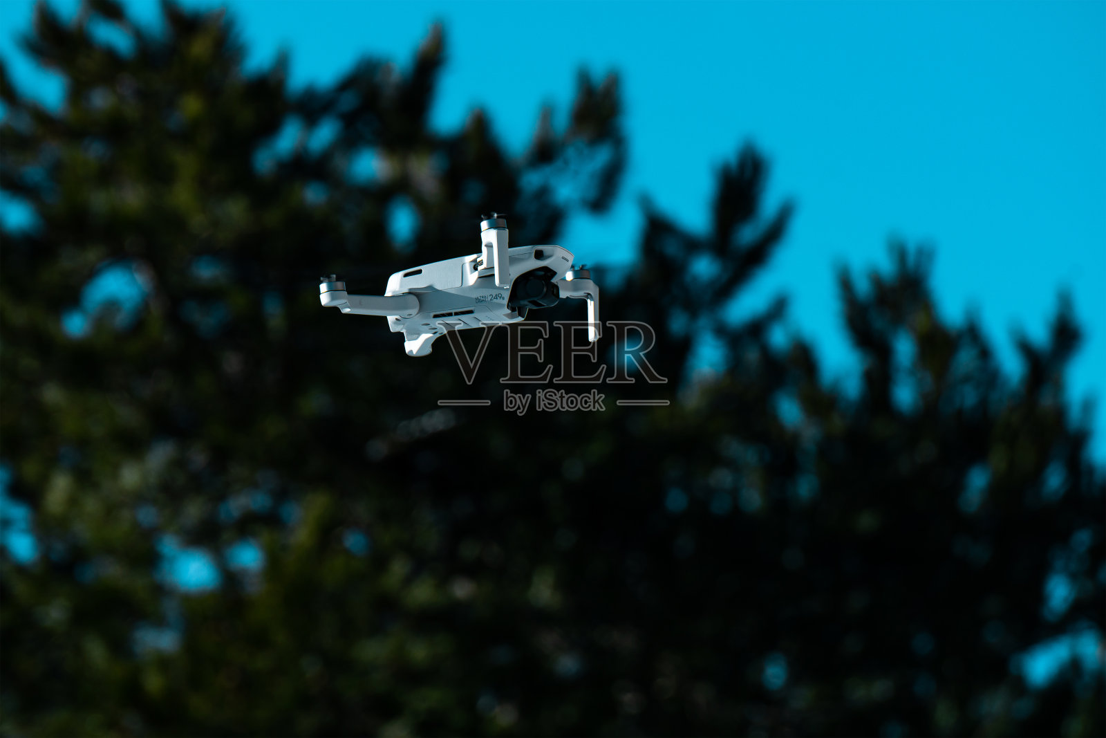 大疆Mavic Mini 2无人机正在空中飞行。照片摄影图片