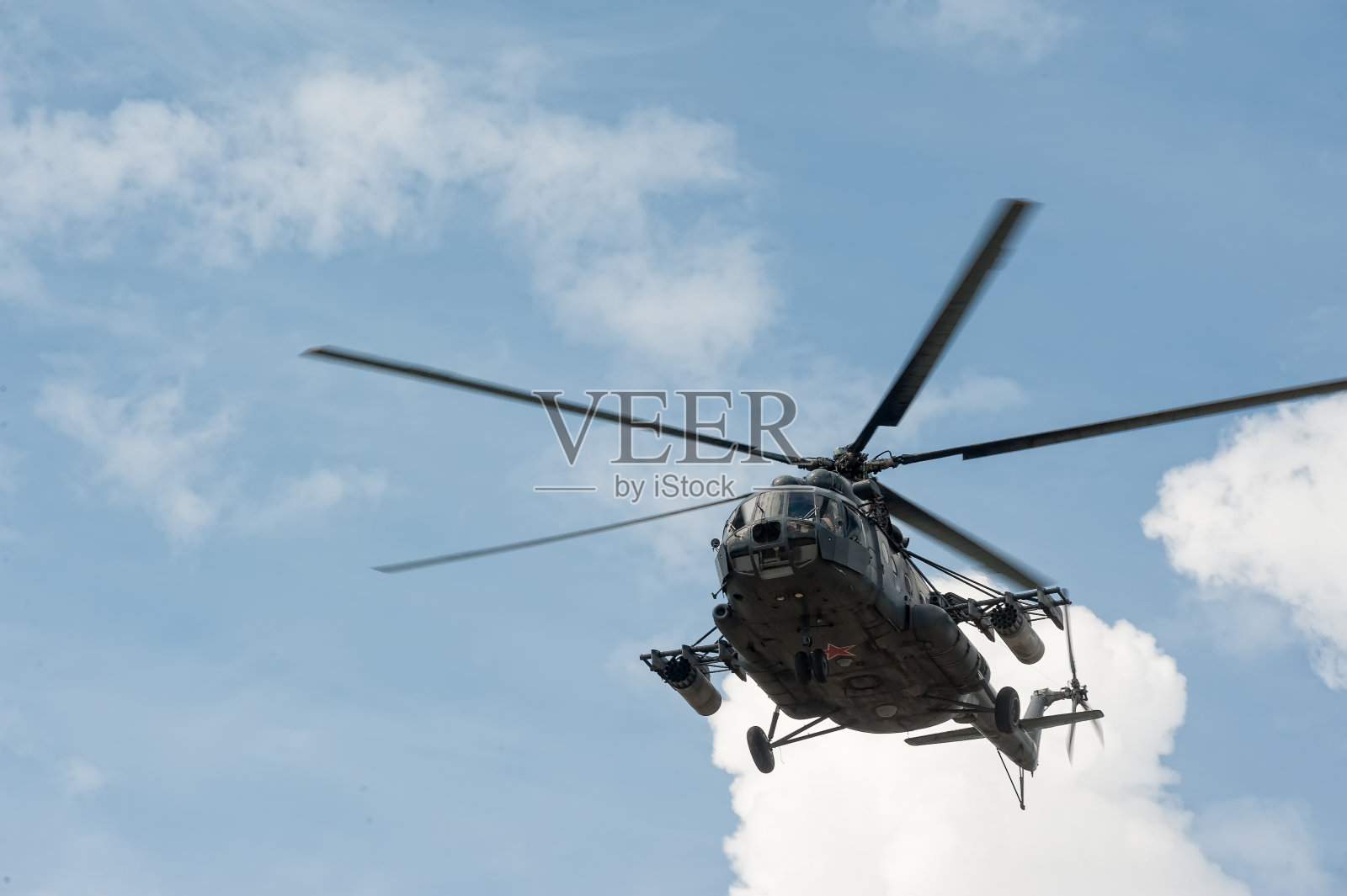 俄罗斯军用直升机MI-8在多云的天空中照片摄影图片