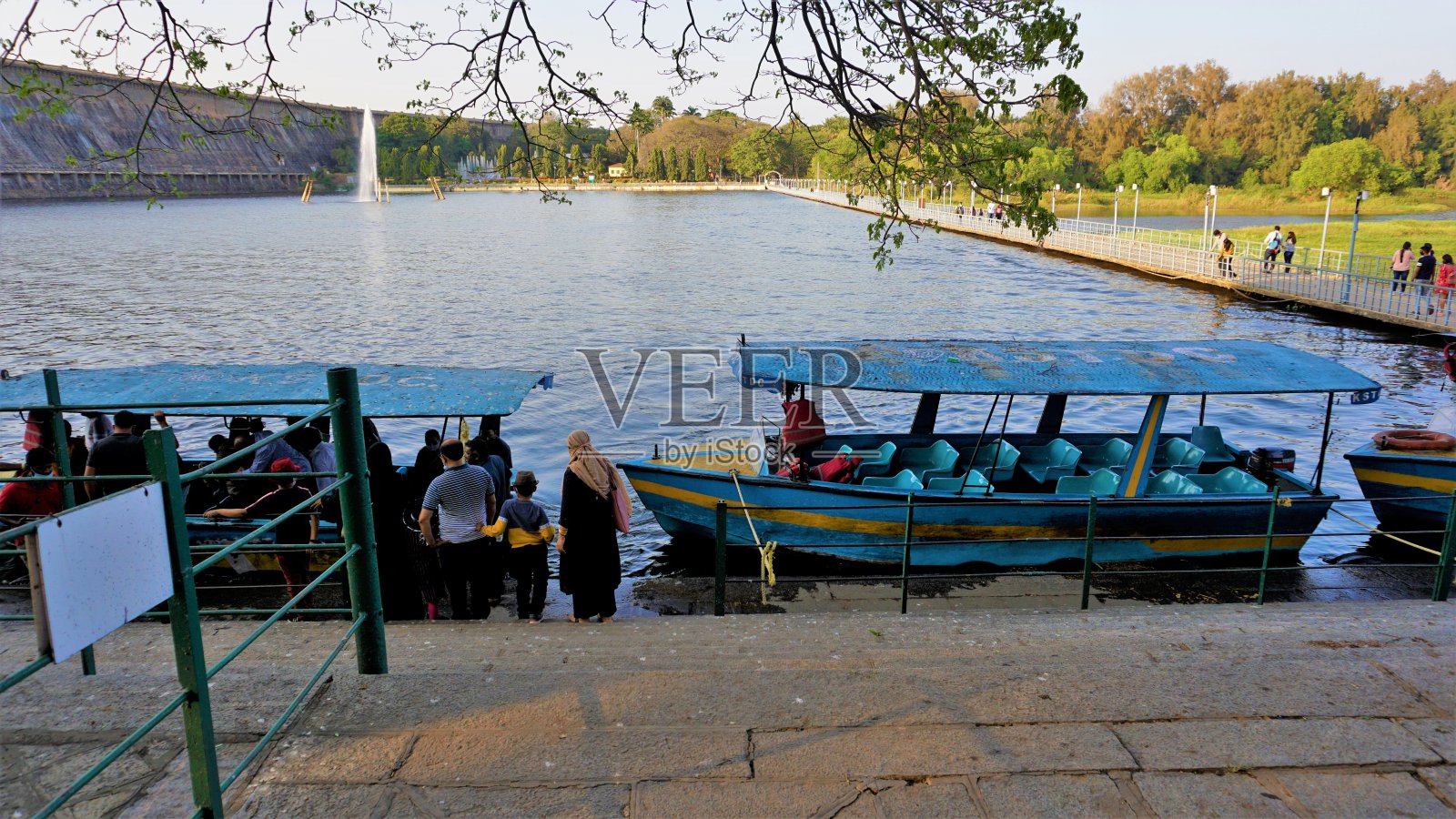 印度卡纳塔克邦迈索尔，2022年2月12日:游客在KRS大坝喷泉或由Mayura Cauvery游艇俱乐部管理的Brindavan花园乘船游览照片摄影图片