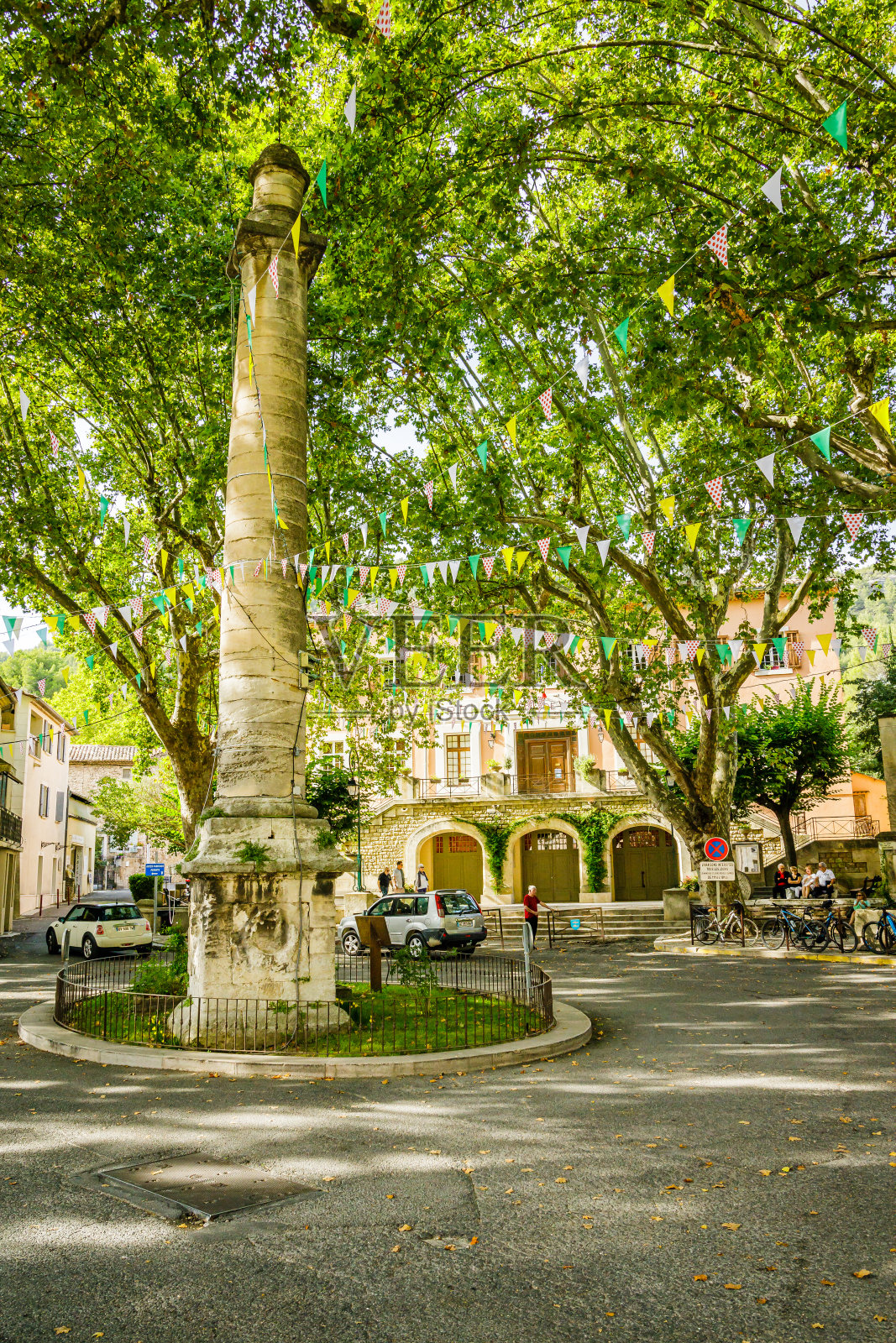 Fontaine de Vaucluse村的Colonne广场照片摄影图片