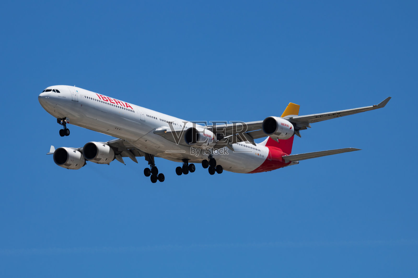 伊比利亚航空公司的客机在机场降落。飞行旅行日程。航空和飞机。航空运输。全球国际运输。飞和飞行。照片摄影图片