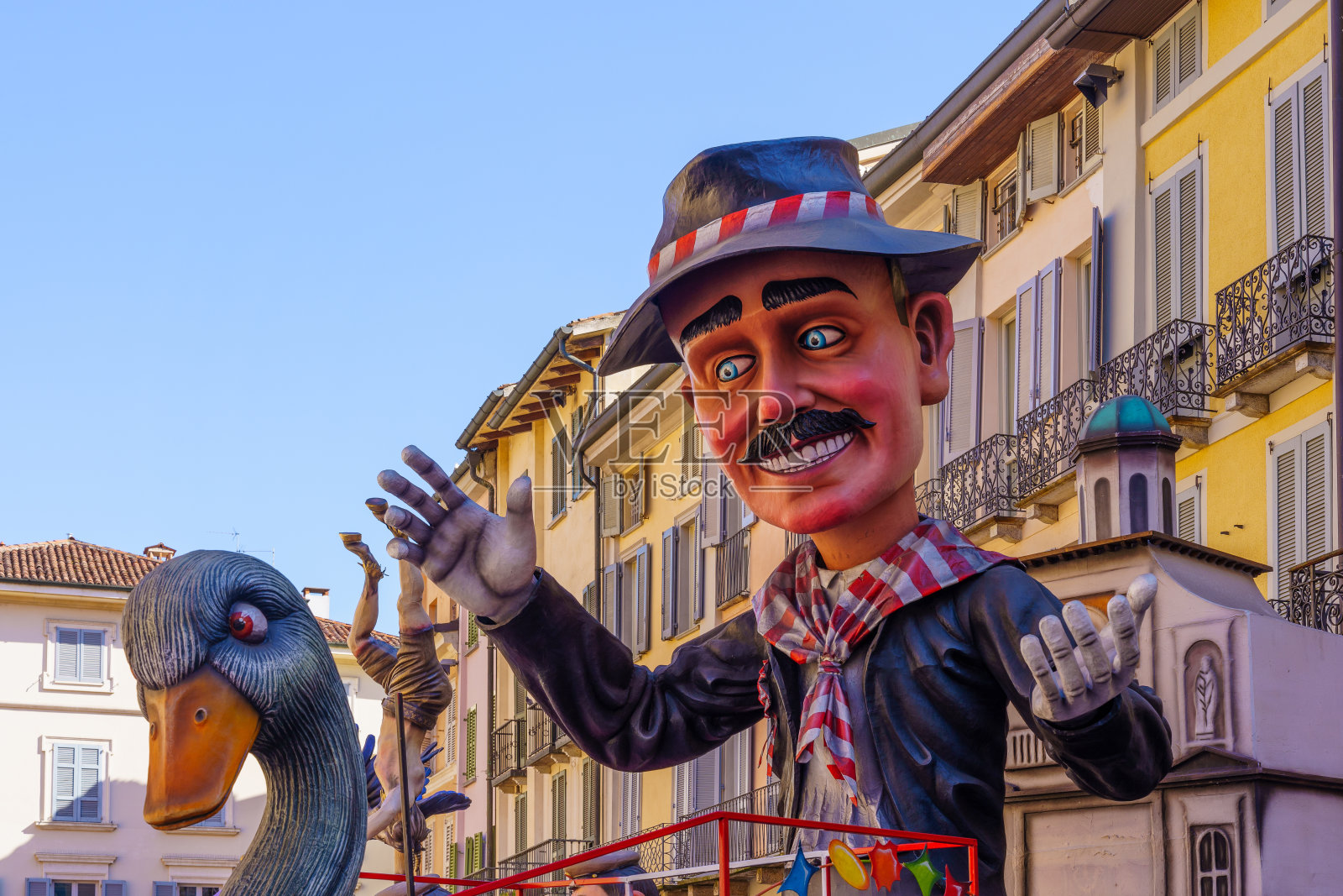 在伦巴第Crema的大教堂广场上展出的狂欢节人物照片摄影图片