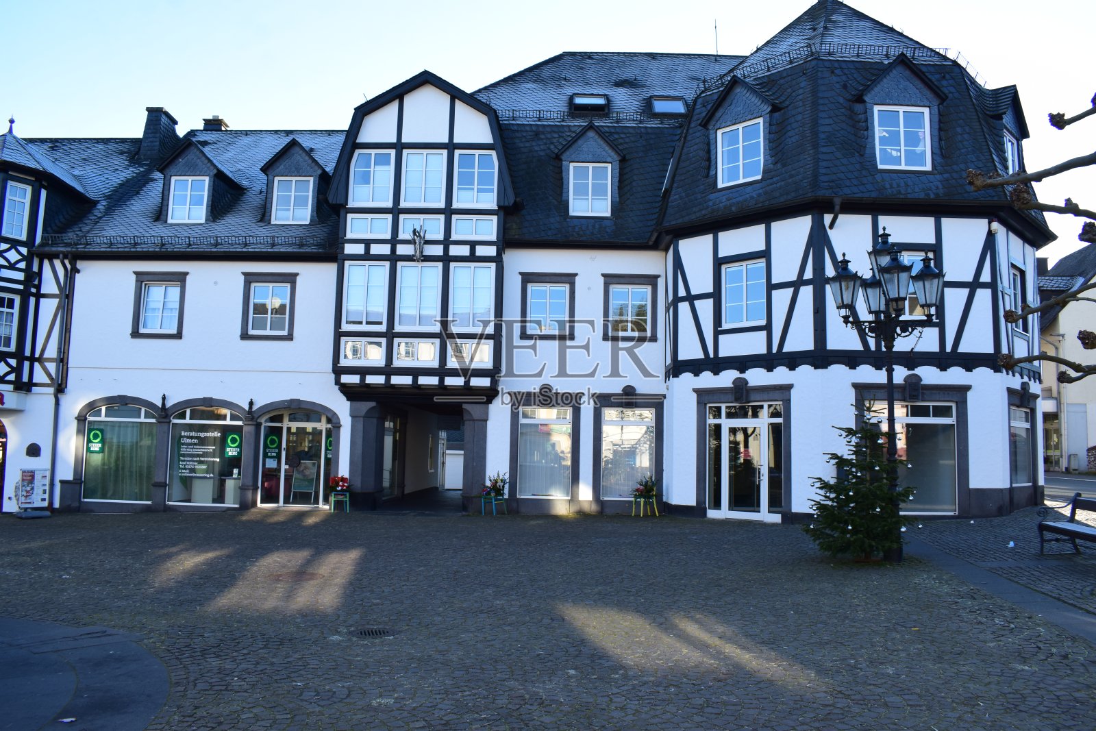 位于乌尔门中心位置的艾菲尔地区的经典建筑照片摄影图片