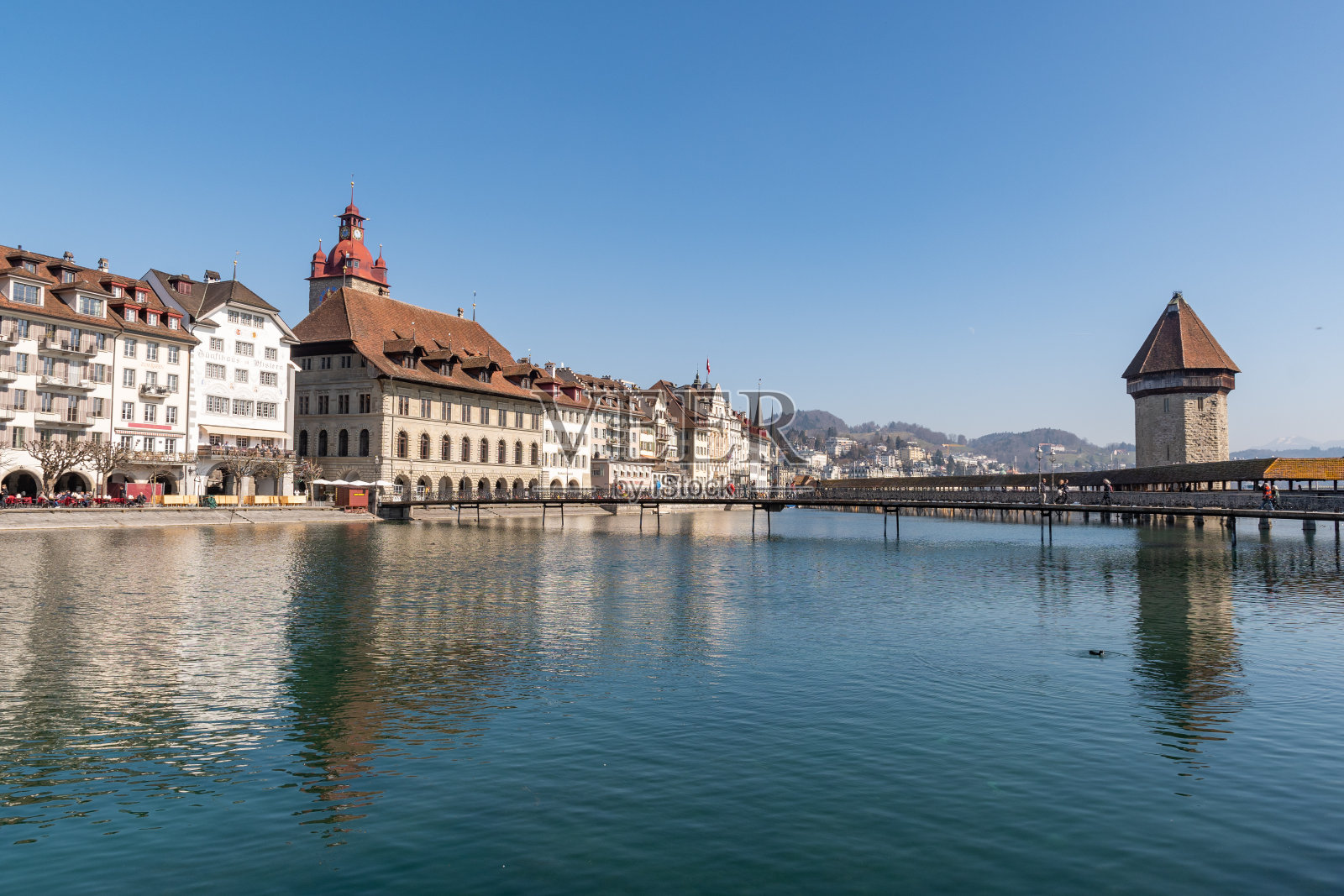 瑞士卢塞恩的罗伊斯河畔照片摄影图片