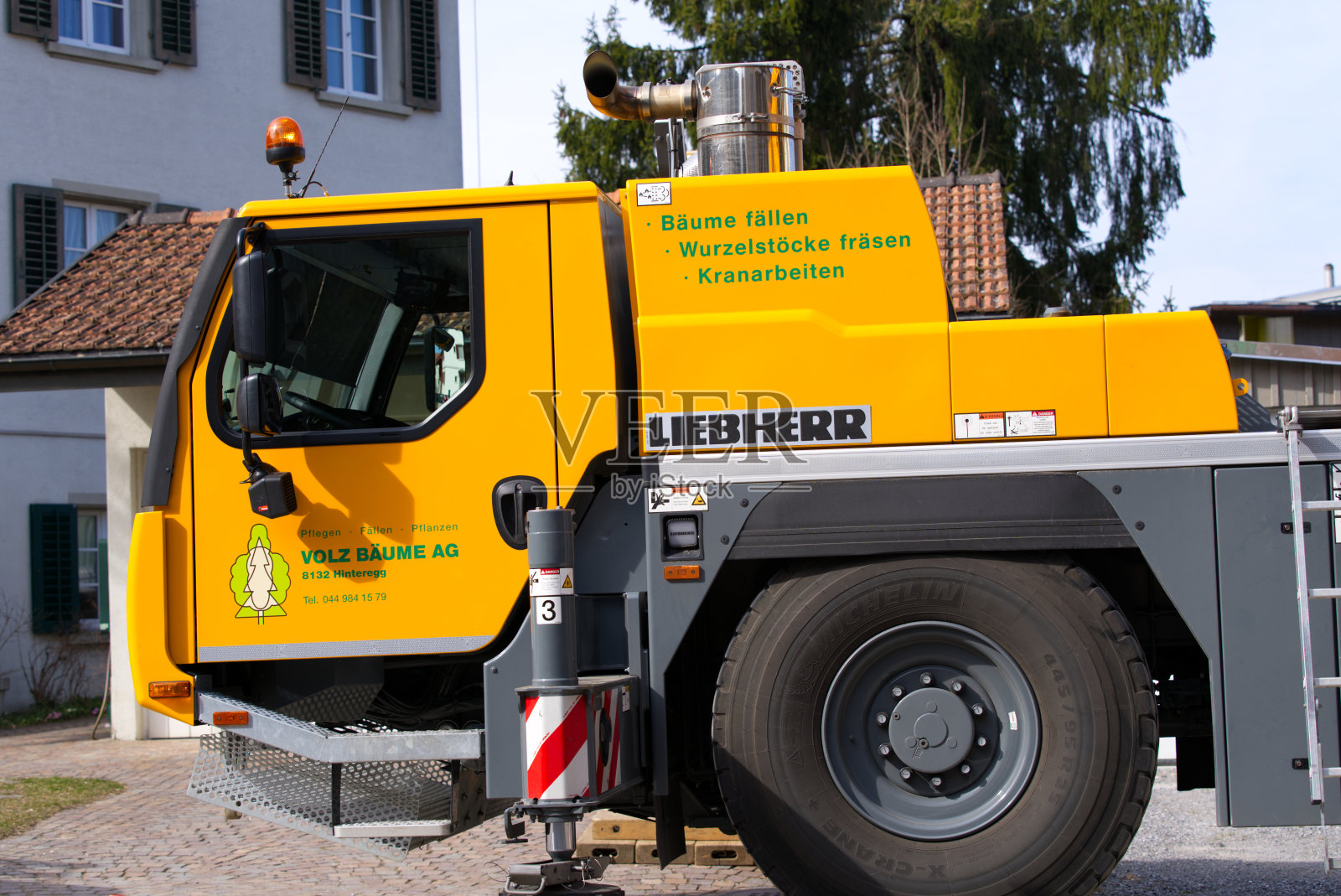 伐木公司重型吊车。照片摄影图片