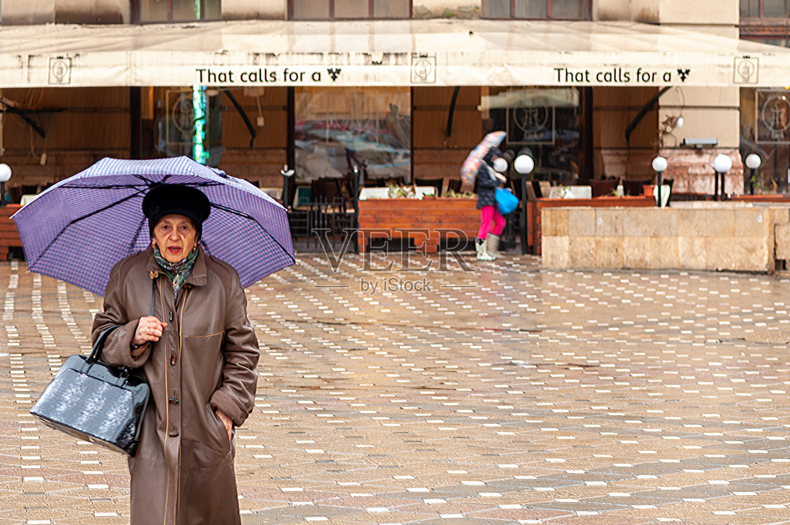 女人走在街上照片摄影图片