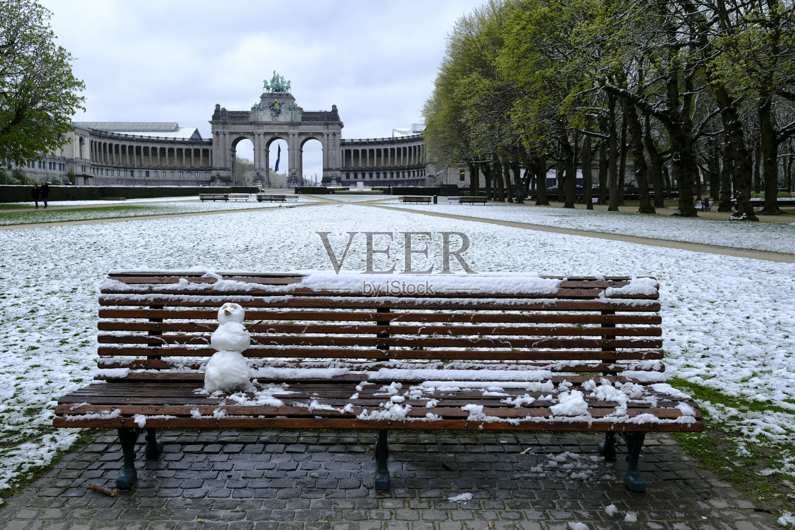 2022年4月1日，比利时布鲁塞尔，五泉奈尔公园被大雪覆盖。照片摄影图片