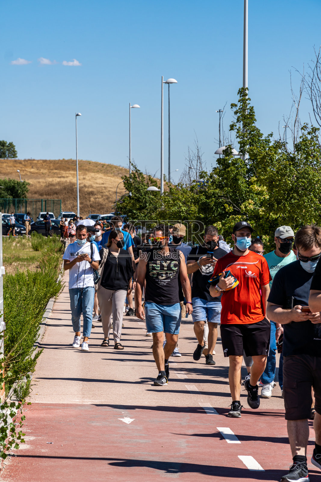 瓦尔德贝巴斯医院护士伊莎贝尔·岑德尔(Isabel Zendal)外排起了长队,等待接种Covid-19疫苗照片摄影图片