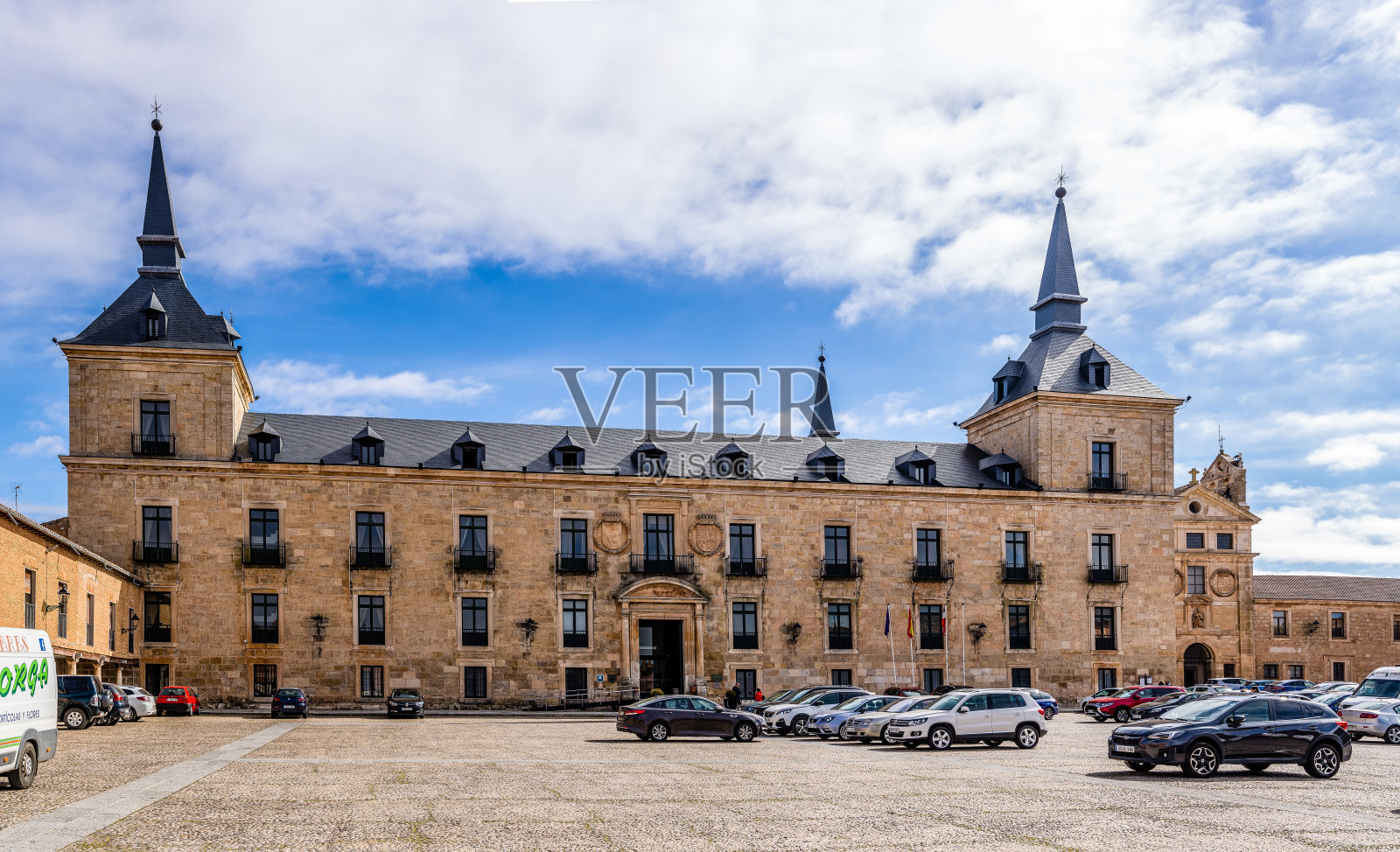 西班牙布尔戈斯省勒玛村的一座历史悠久的建筑,被改造成了一家酒店照片摄影图片