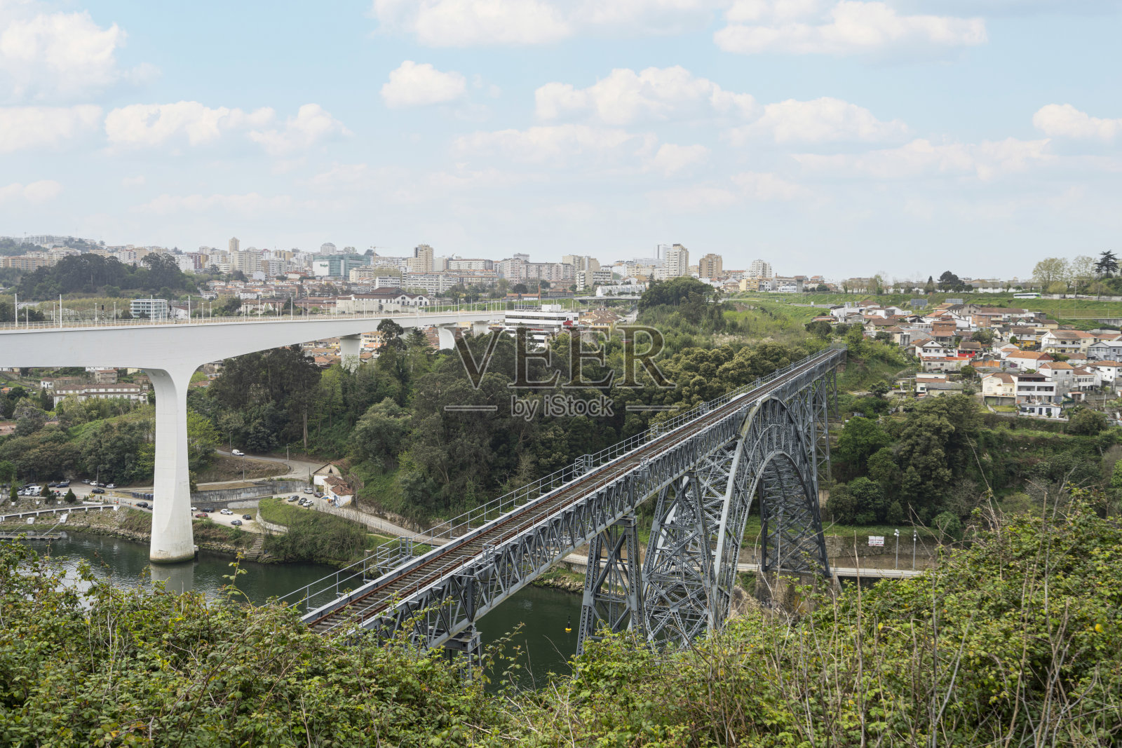 Maria Pia桥横跨葡萄牙波尔图的杜罗河照片摄影图片