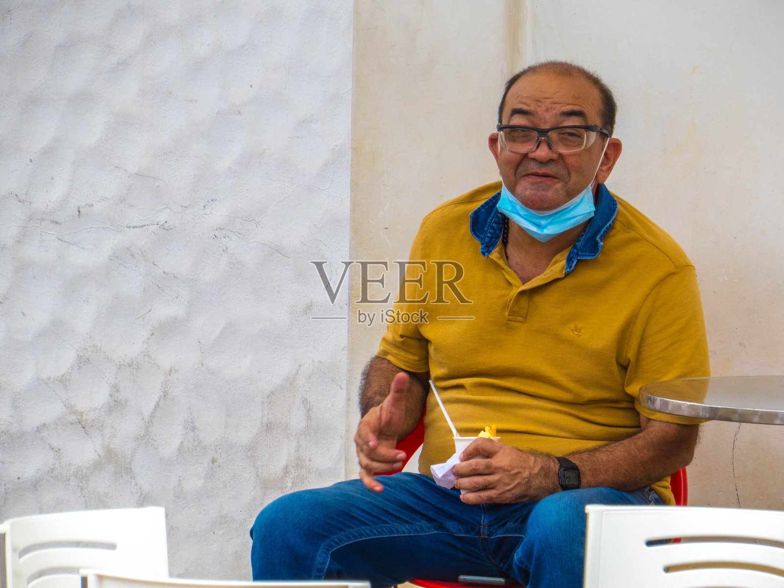 在外面吃冰淇淋的老人照片摄影图片