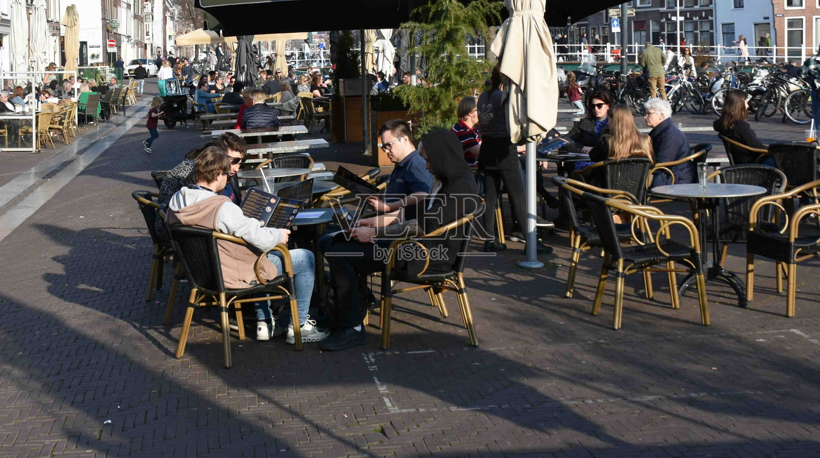 莱顿，户外餐厅，荷兰，欧洲，人们在春天吃和喝照片摄影图片