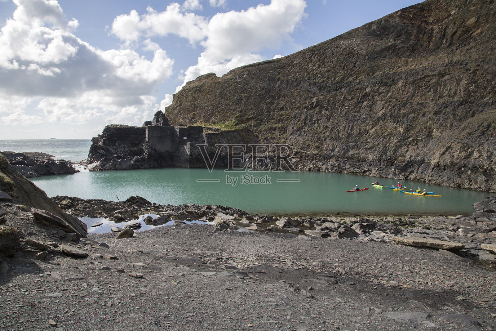 威尔士阿贝雷里迪附近的蓝礁湖是一个被淹没的板岩采石场照片摄影图片
