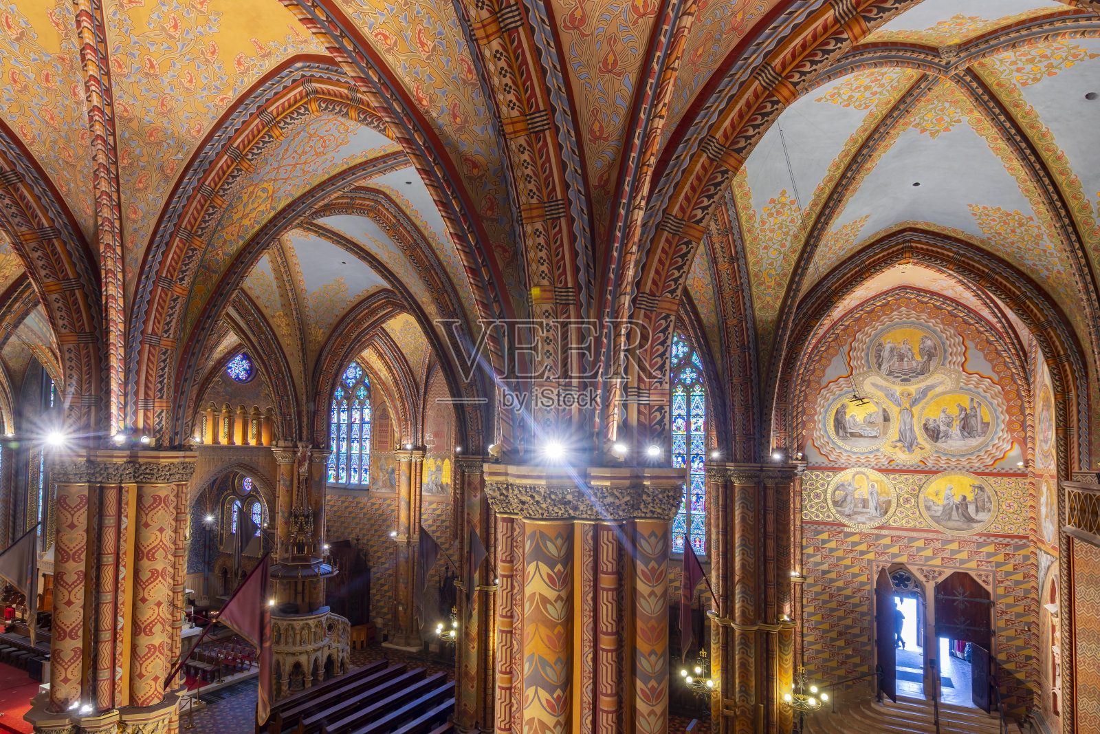 匈牙利布达佩斯渔夫堡的马提亚教堂内部照片摄影图片