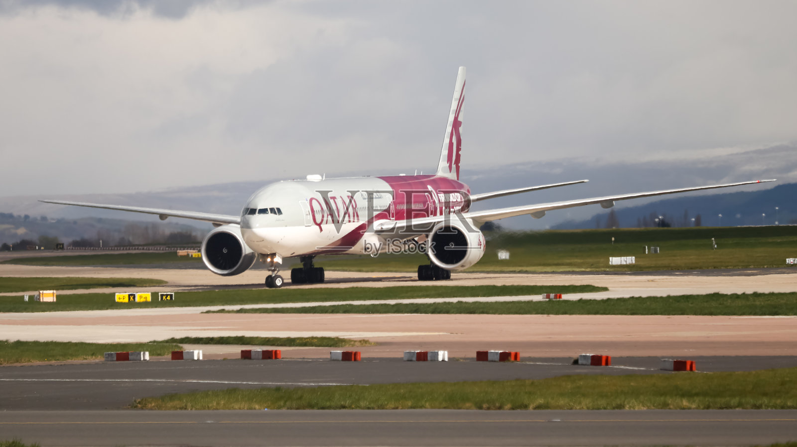 卡塔尔航空公司波音777在曼彻斯特机场。照片摄影图片