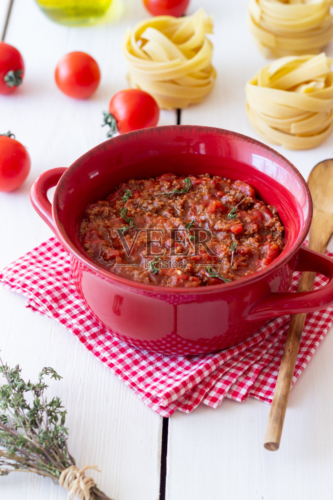 木制背景的意大利肉酱。意大利菜。照片摄影图片