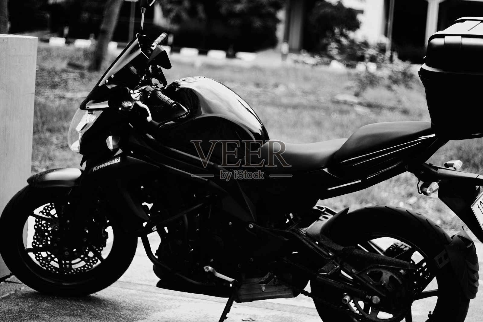 黑白相间的川崎摩托车停车场照片摄影图片