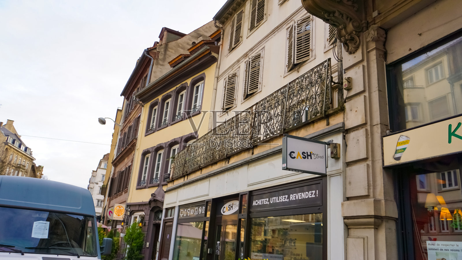 人们来到历史悠久的斯特拉斯堡市中心，照片摄影图片