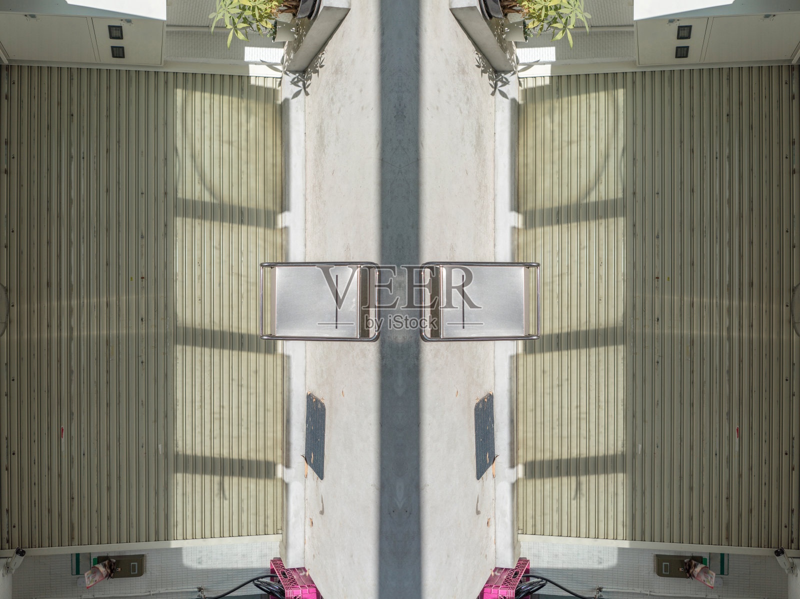 在街道和城市的白天，广告可以展示或蒙太奇产品或商业。照片摄影图片