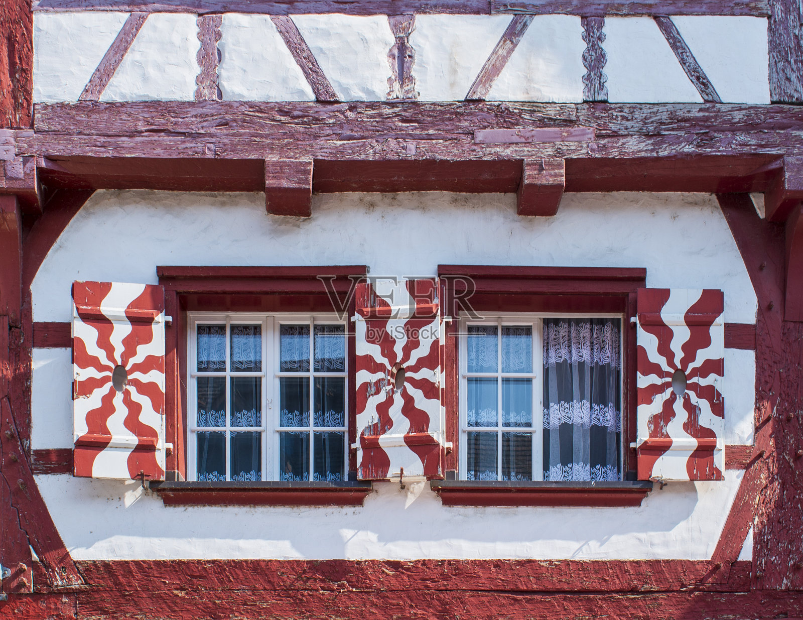 西欧一栋复古旧公寓楼里旋转的百叶窗照片摄影图片