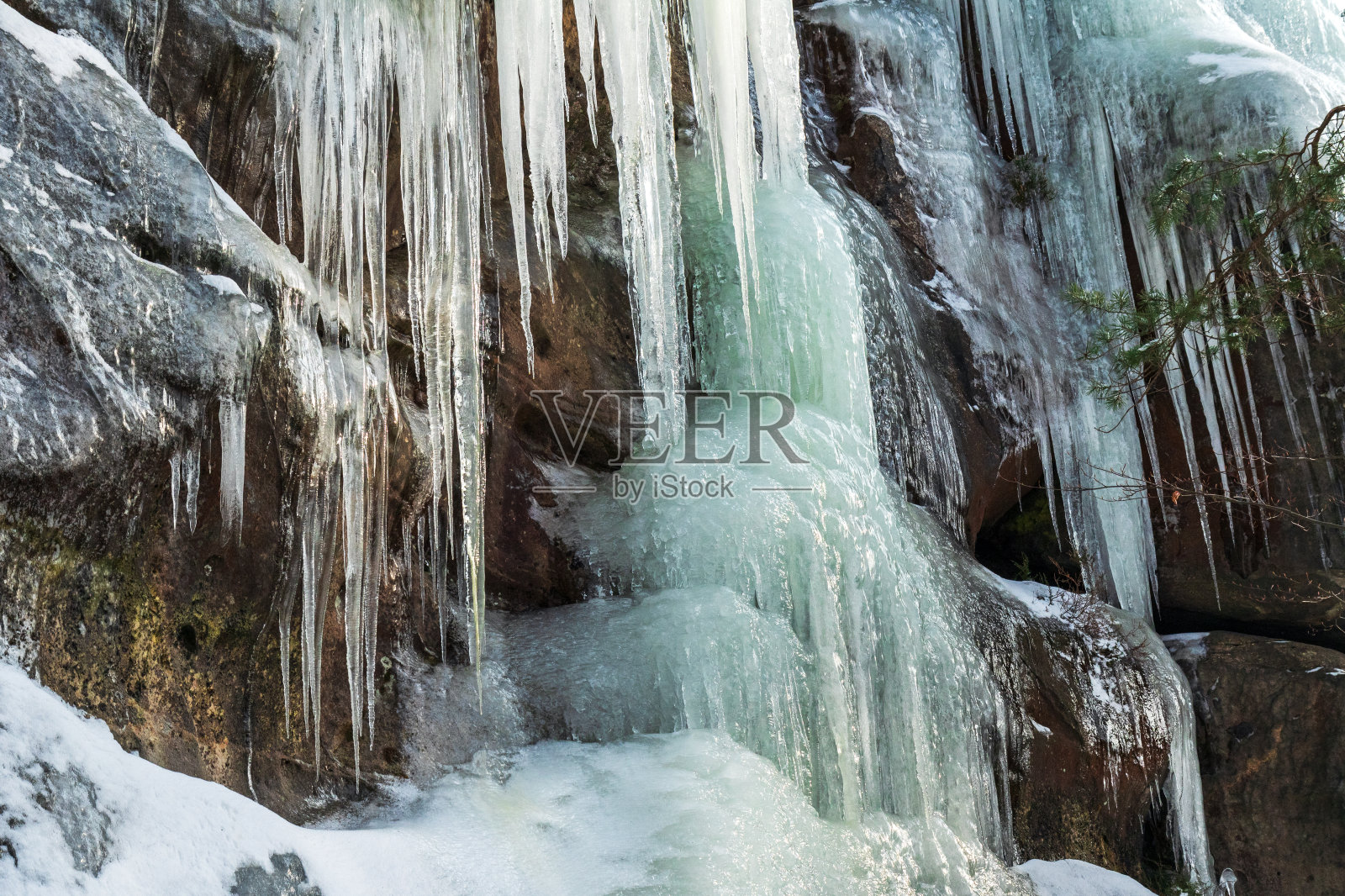 冰崩在岩石上照片摄影图片