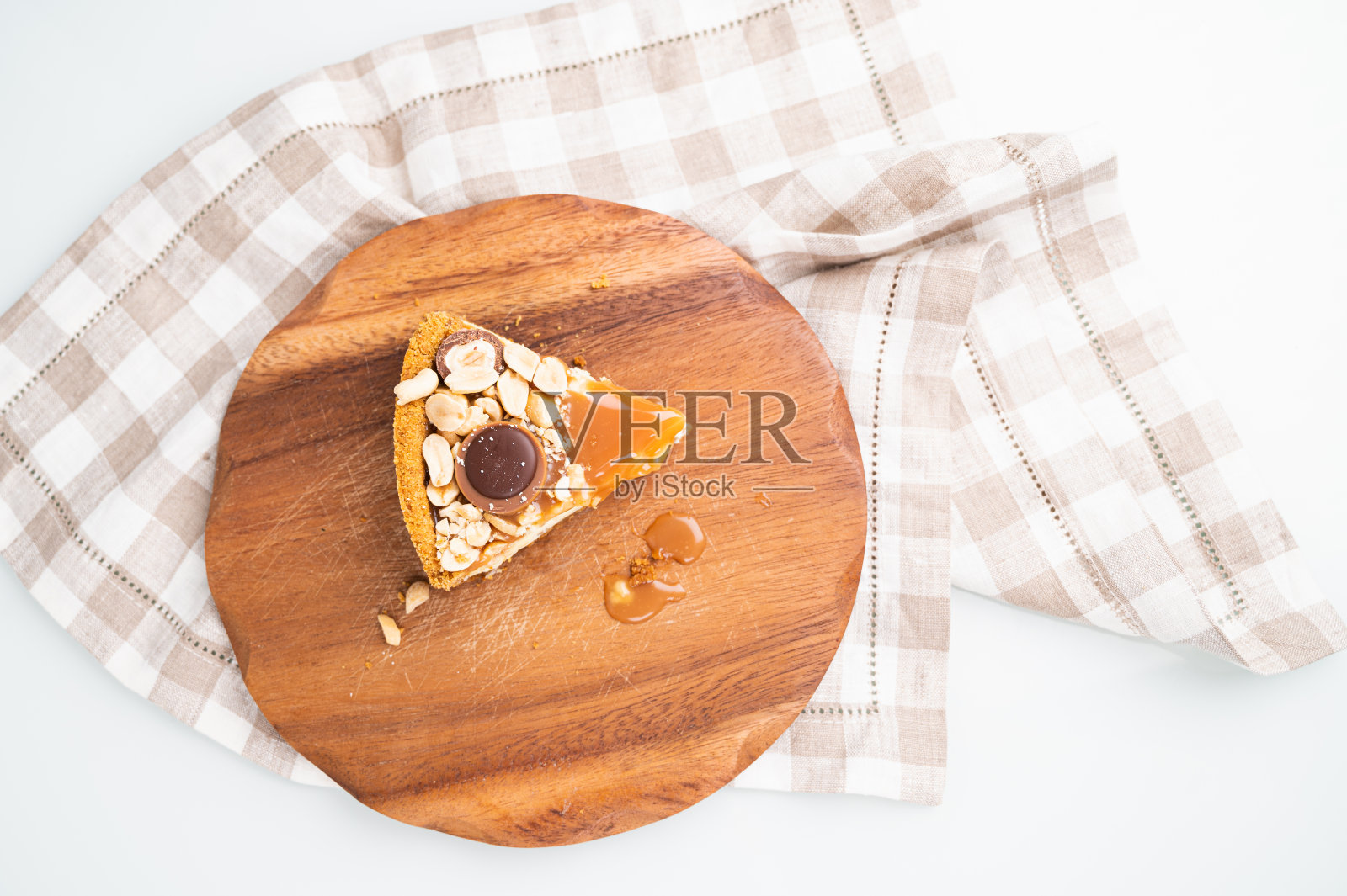 木头盘子上的一块奶酪蛋糕的俯视图。自制烘焙概念照片摄影图片