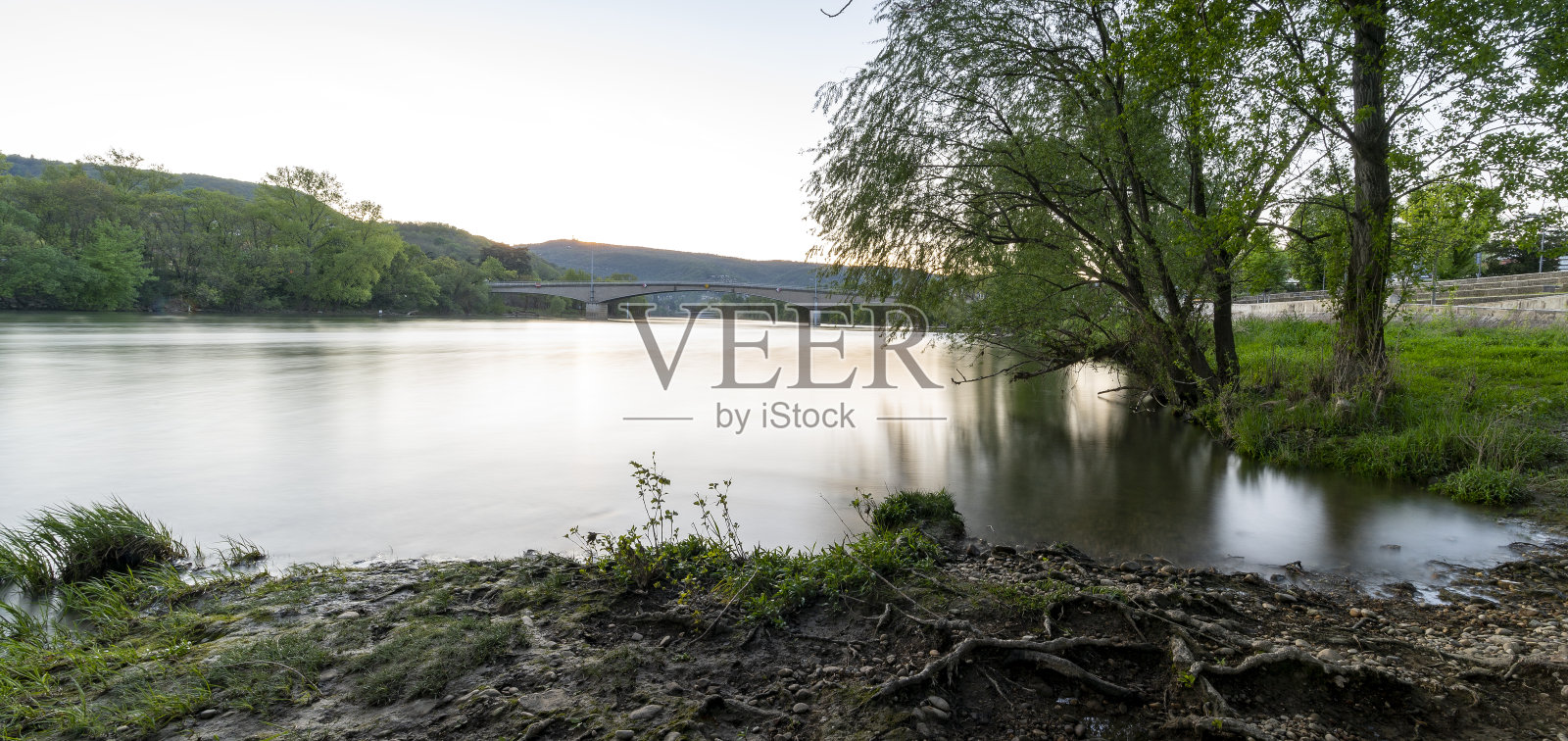 Saône河岸的春天景观照片摄影图片