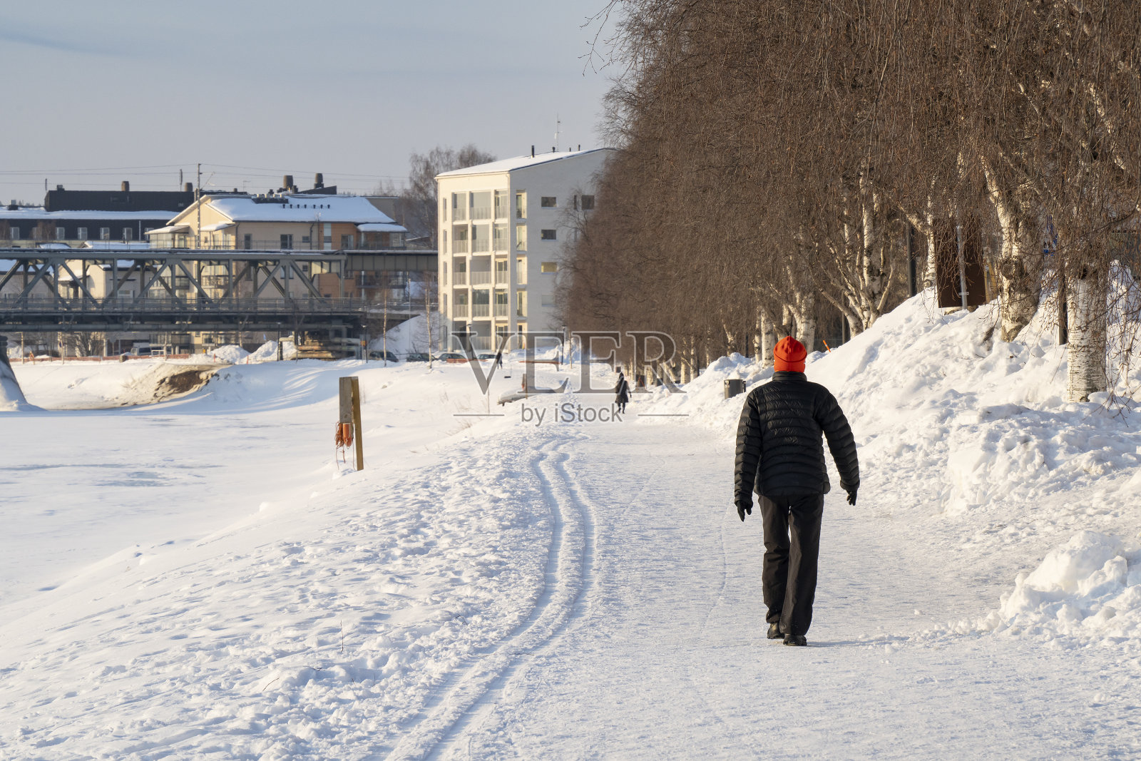 《雪地漫步》照片摄影图片
