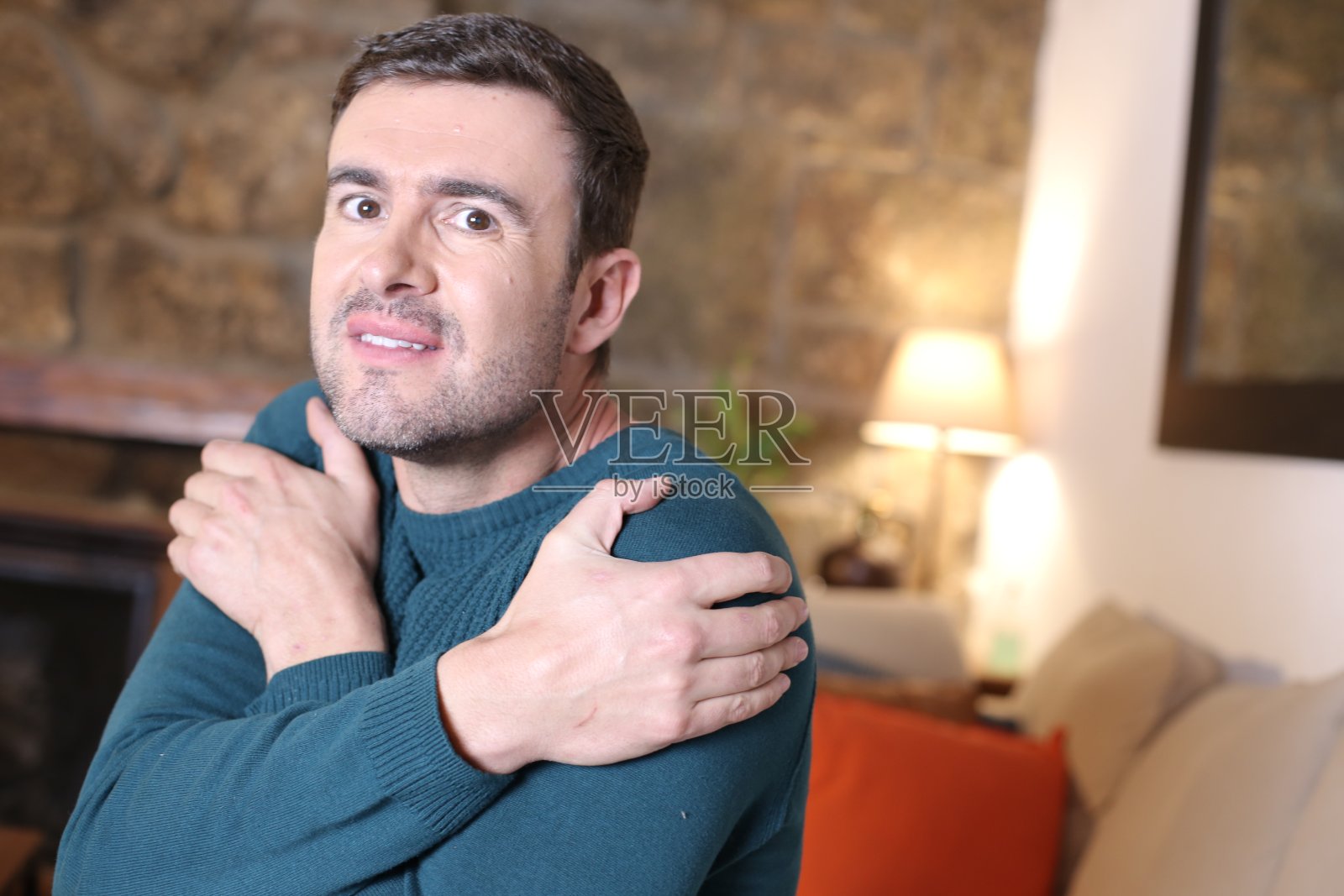 悲伤孤独的男人拥抱自己照片摄影图片