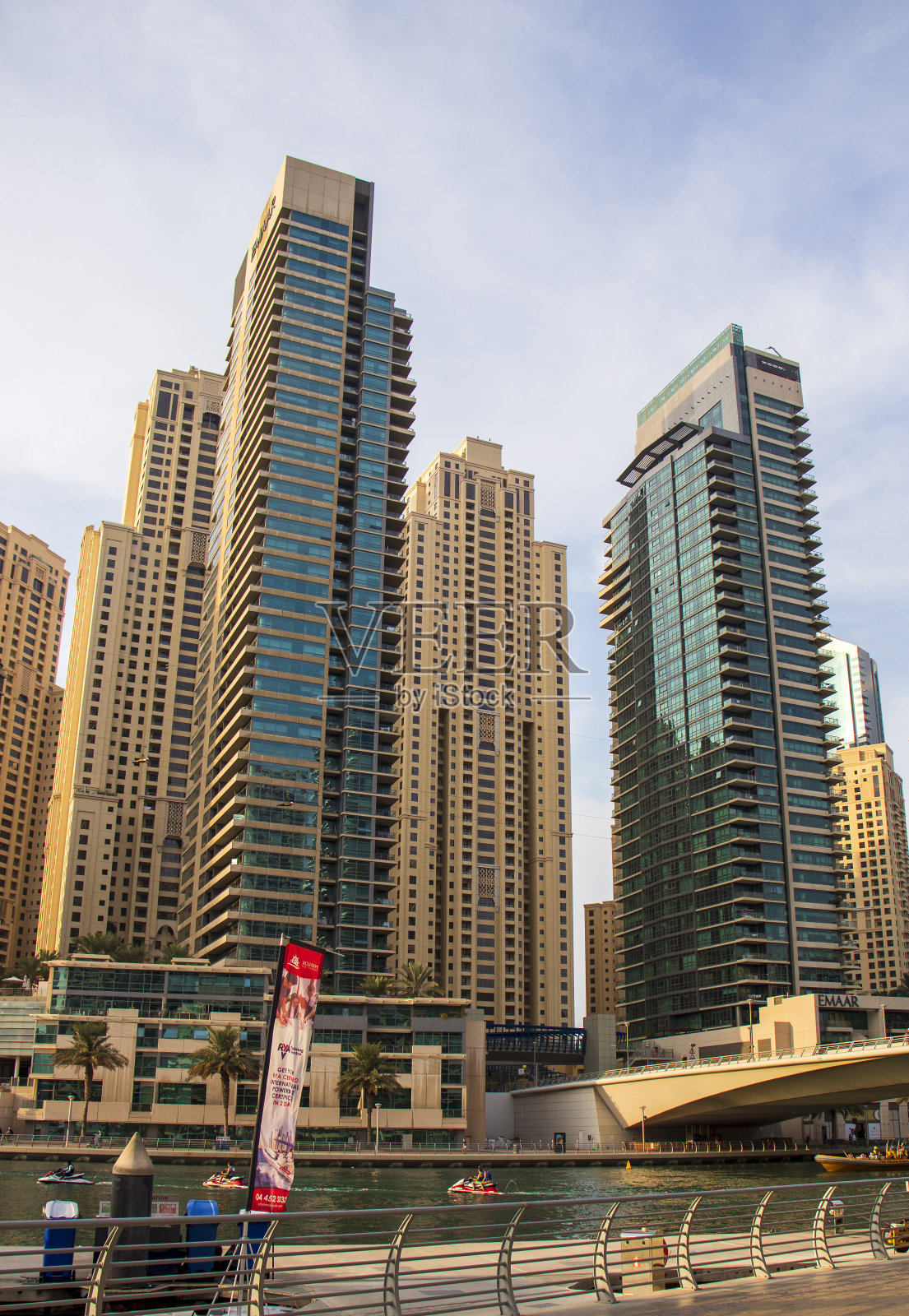 傍晚时分迪拜码头的景色。在户外照片摄影图片