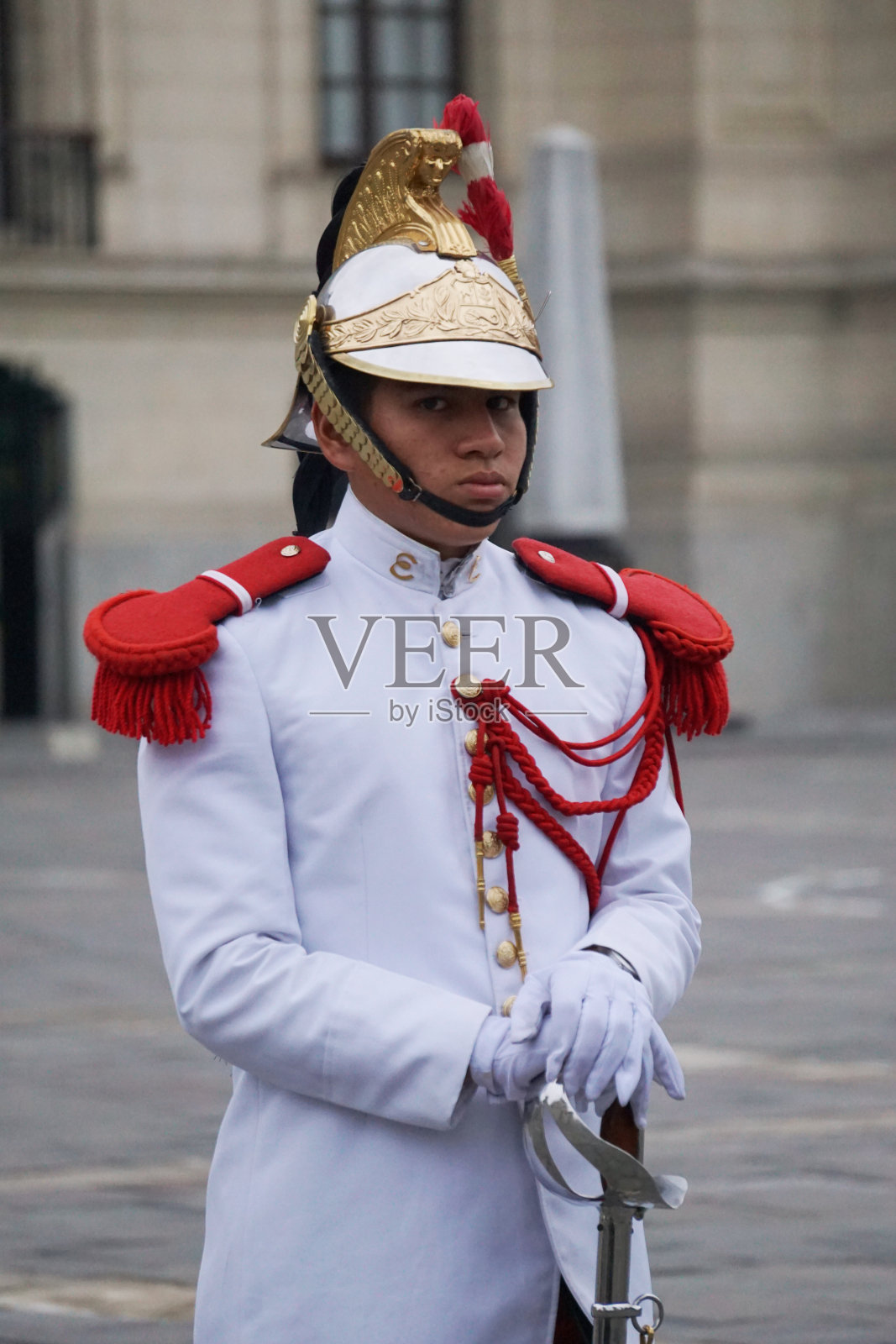 历史悠久的“马里斯卡尔·多明戈·涅托”骑兵团成员，在秘鲁利马的政府宫的庭院中站岗照片摄影图片