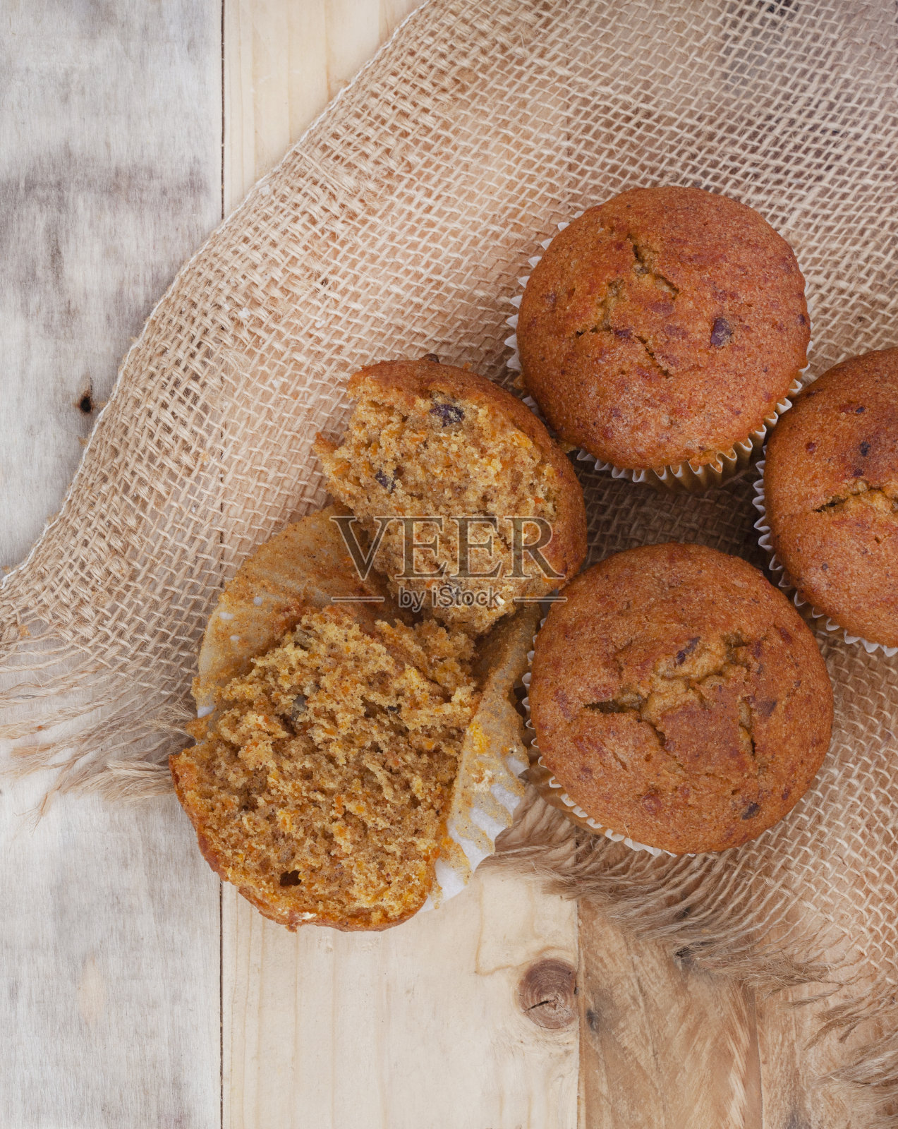 胡萝卜和核桃松饼照片摄影图片