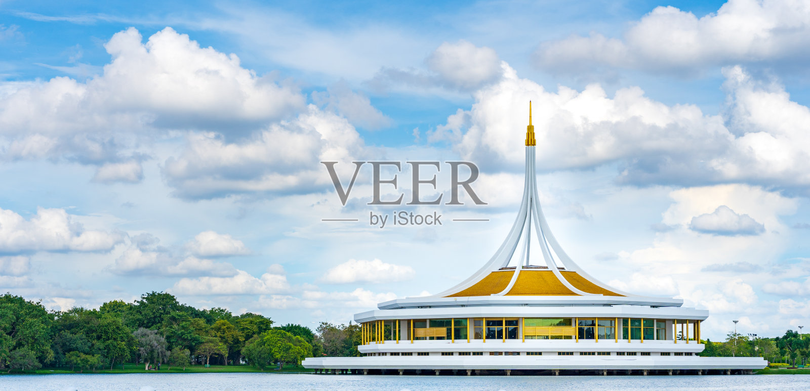 碧空白云的水亭照片摄影图片