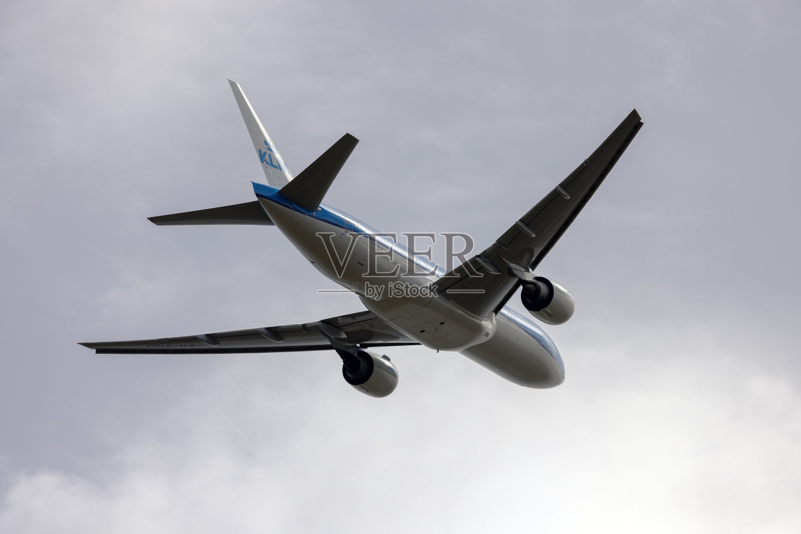 波音777起飞后爬升。照片摄影图片