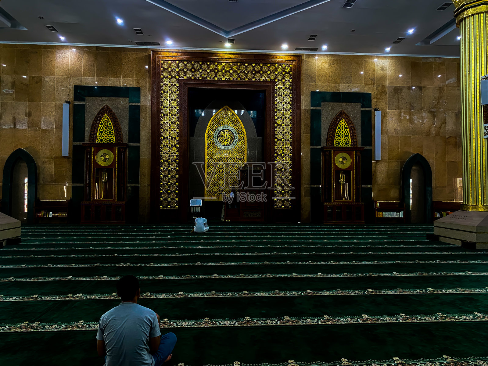 印度尼西亚西爪哇岛Indramayu市伊斯兰中心清真寺内的气氛(2022年3月)照片摄影图片