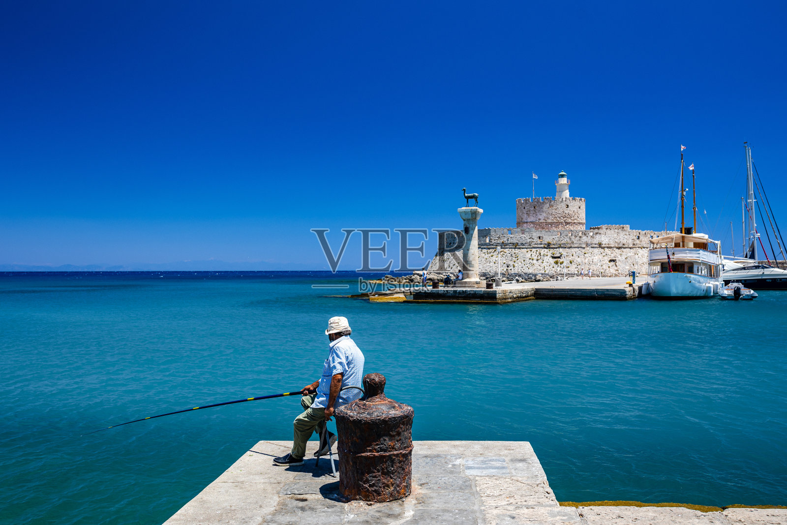 曼德拉基港和码头。赫希和赫希库，用鹿和雄鹿的青铜雕像代替了罗德岛的巨像。照片摄影图片